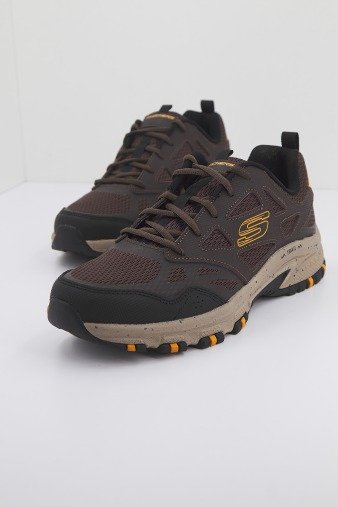 SKECHERS HILLCREST en color MARRON (2)