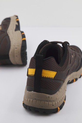 SKECHERS HILLCREST en color MARRON (3)