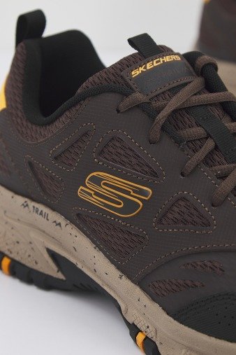 SKECHERS HILLCREST en color MARRON (4)