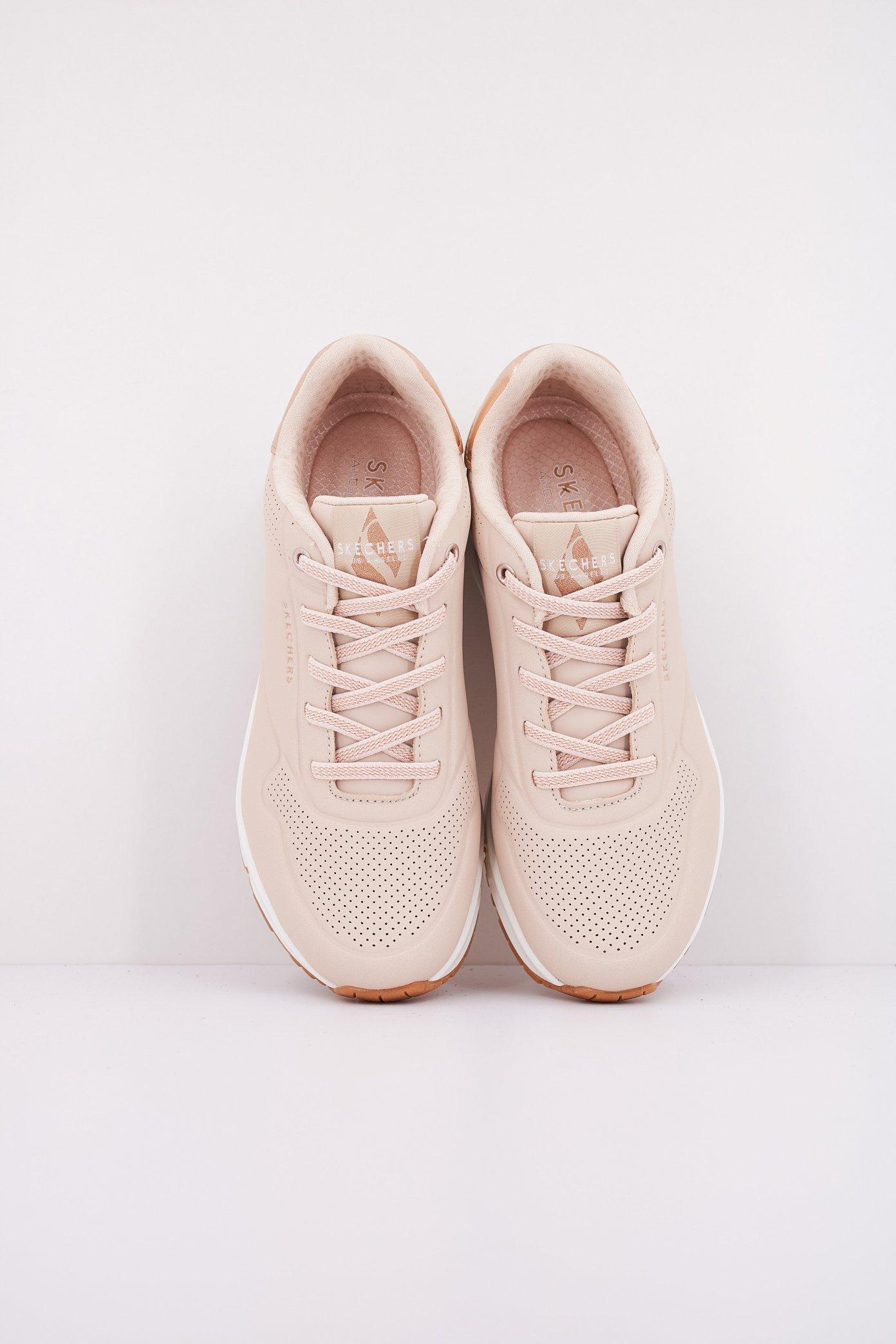 SKECHERS UNO - SHIMMER AWAY en color BEIS (3)