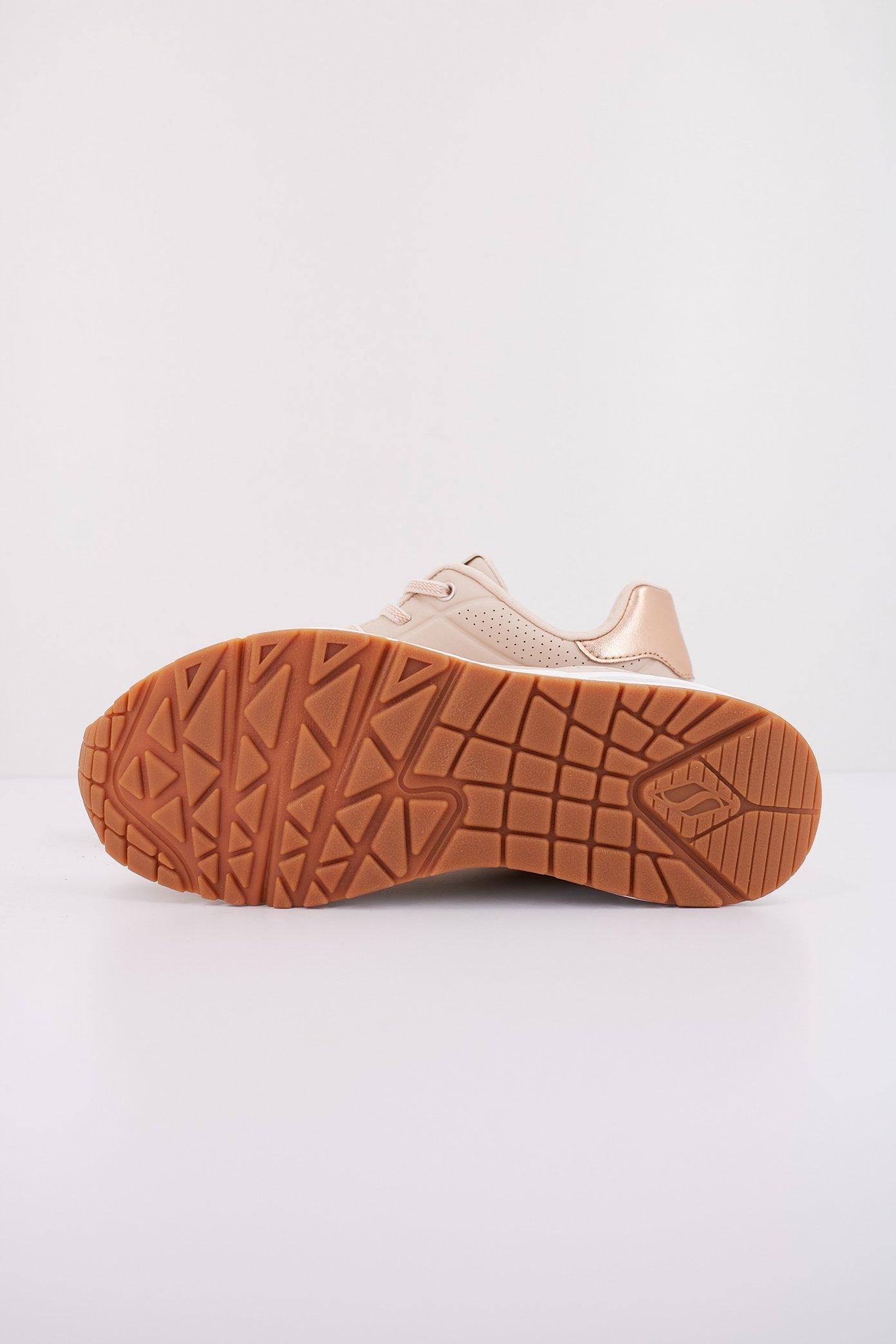 SKECHERS UNO - SHIMMER AWAY en color BEIS (5)
