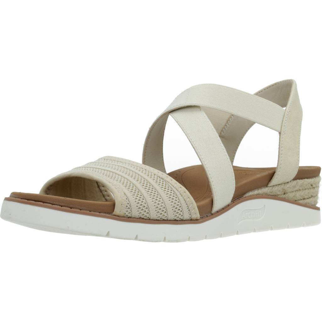 SKECHERS ARCH FIT BEACH KISS en color BEIS (1)