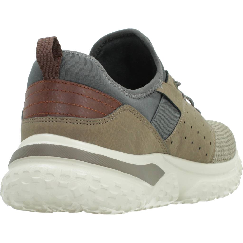 SKECHERS SOLVANO en color MARRON (3)