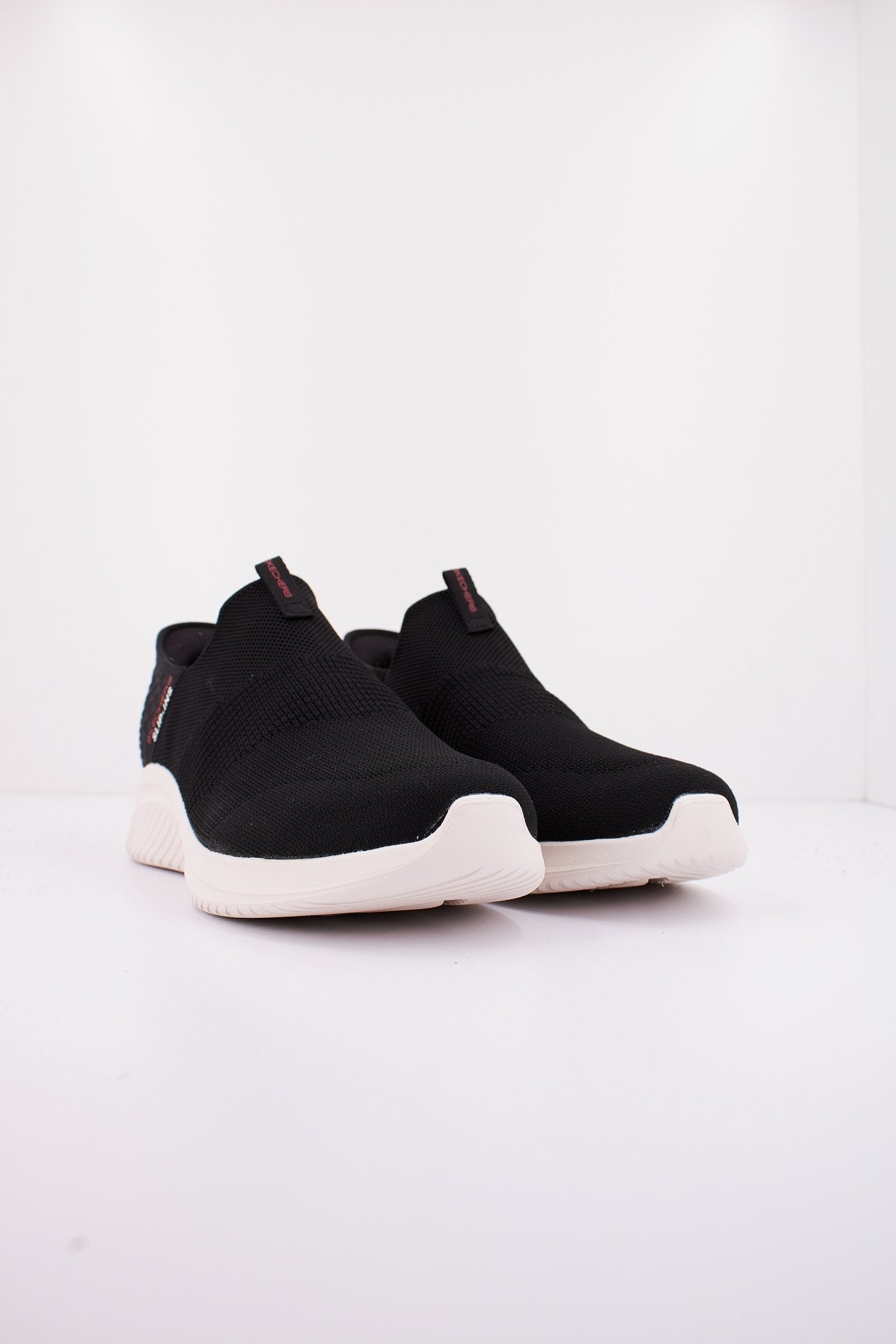 SKECHERS SLIP-INS: ULTRA FL en color NEGRO (2)