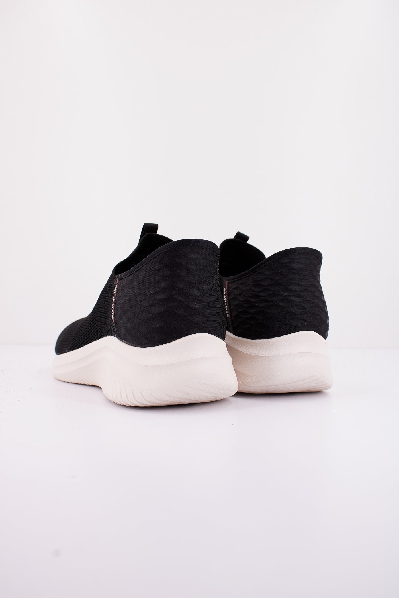 SKECHERS SLIP-INS: ULTRA FL en color NEGRO (3)