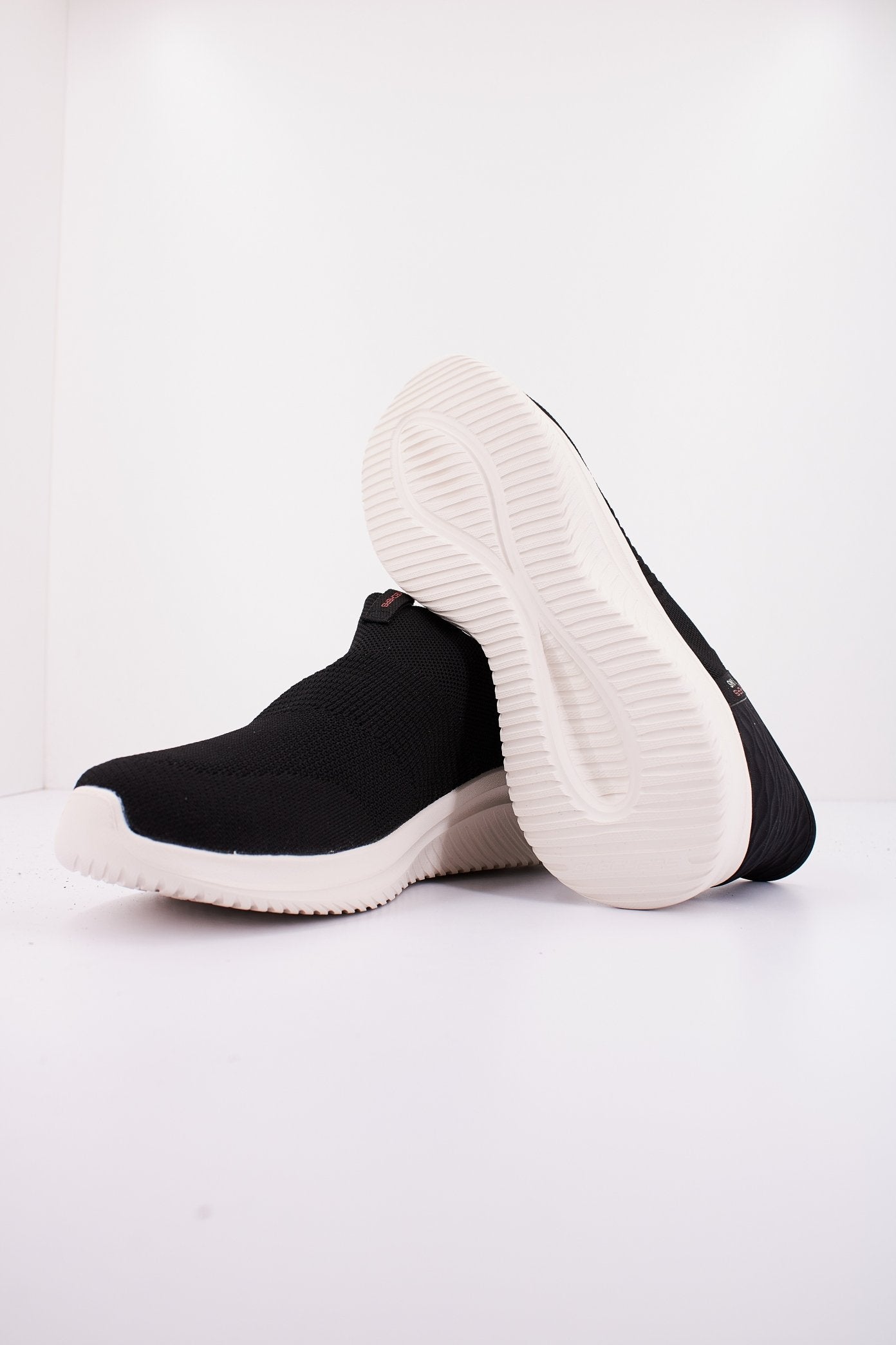 SKECHERS SLIP-INS: ULTRA FL en color NEGRO (4)