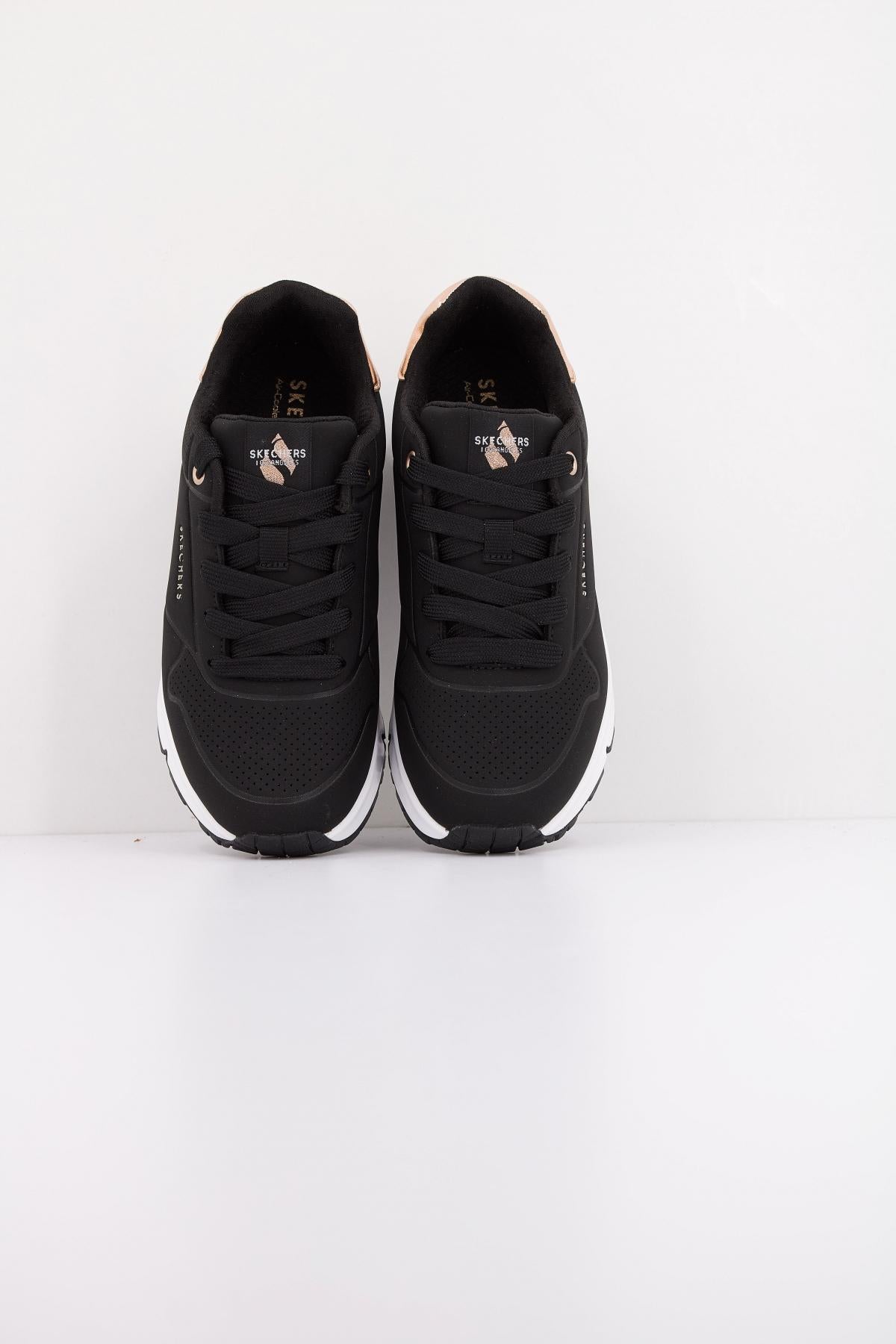 SKECHERS UNO GEN en color NEGRO (3)