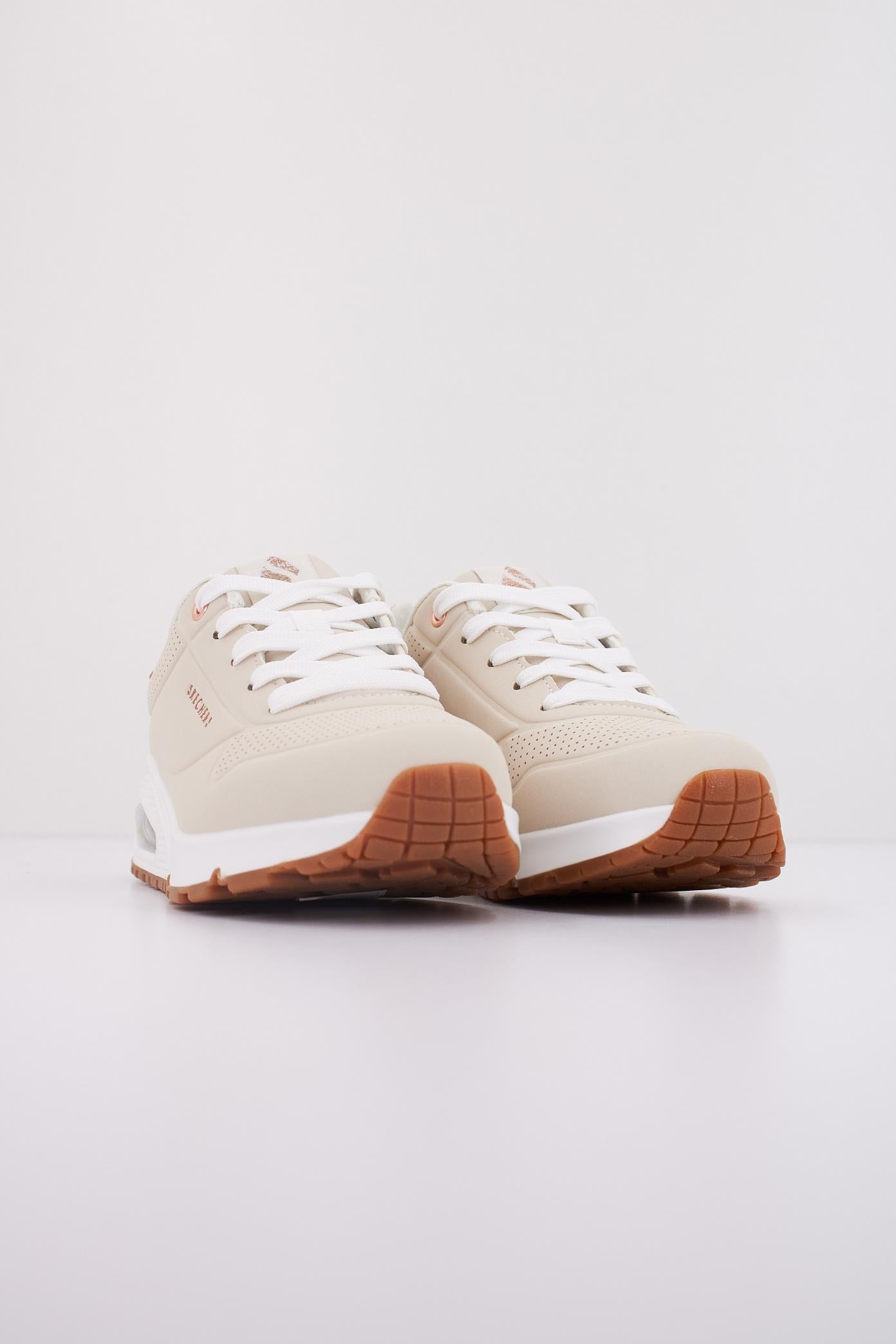 SKECHERS UNO GEN en color BEIS (2)