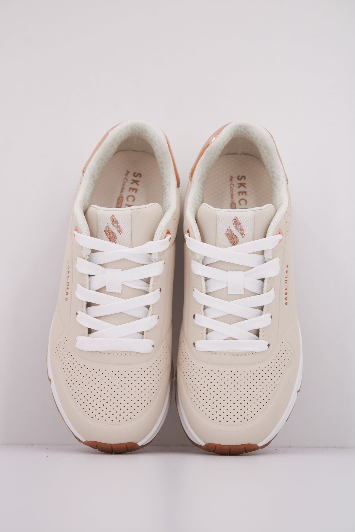 SKECHERS UNO GEN en color BEIS (3)