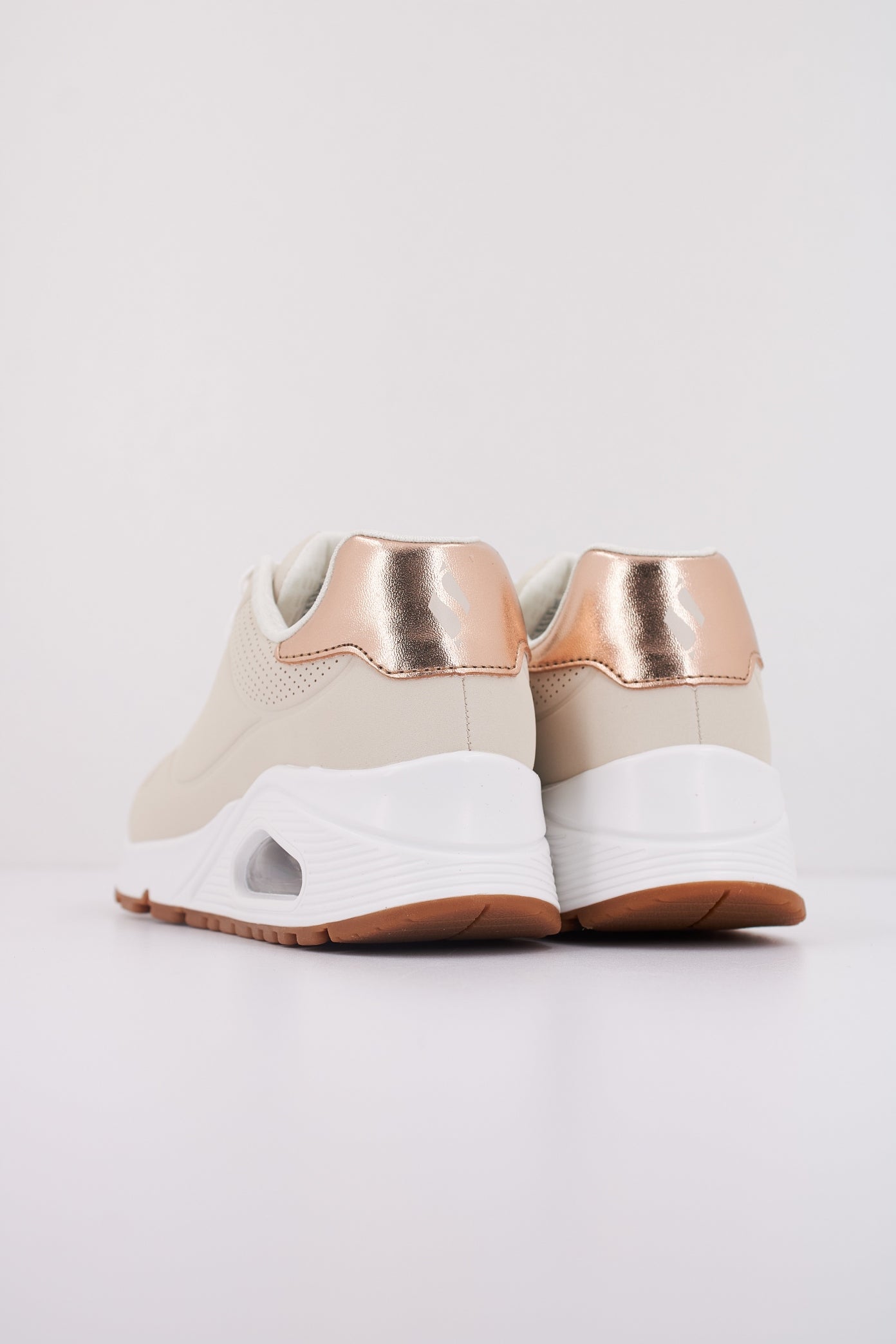 SKECHERS UNO GEN en color BEIS (4)