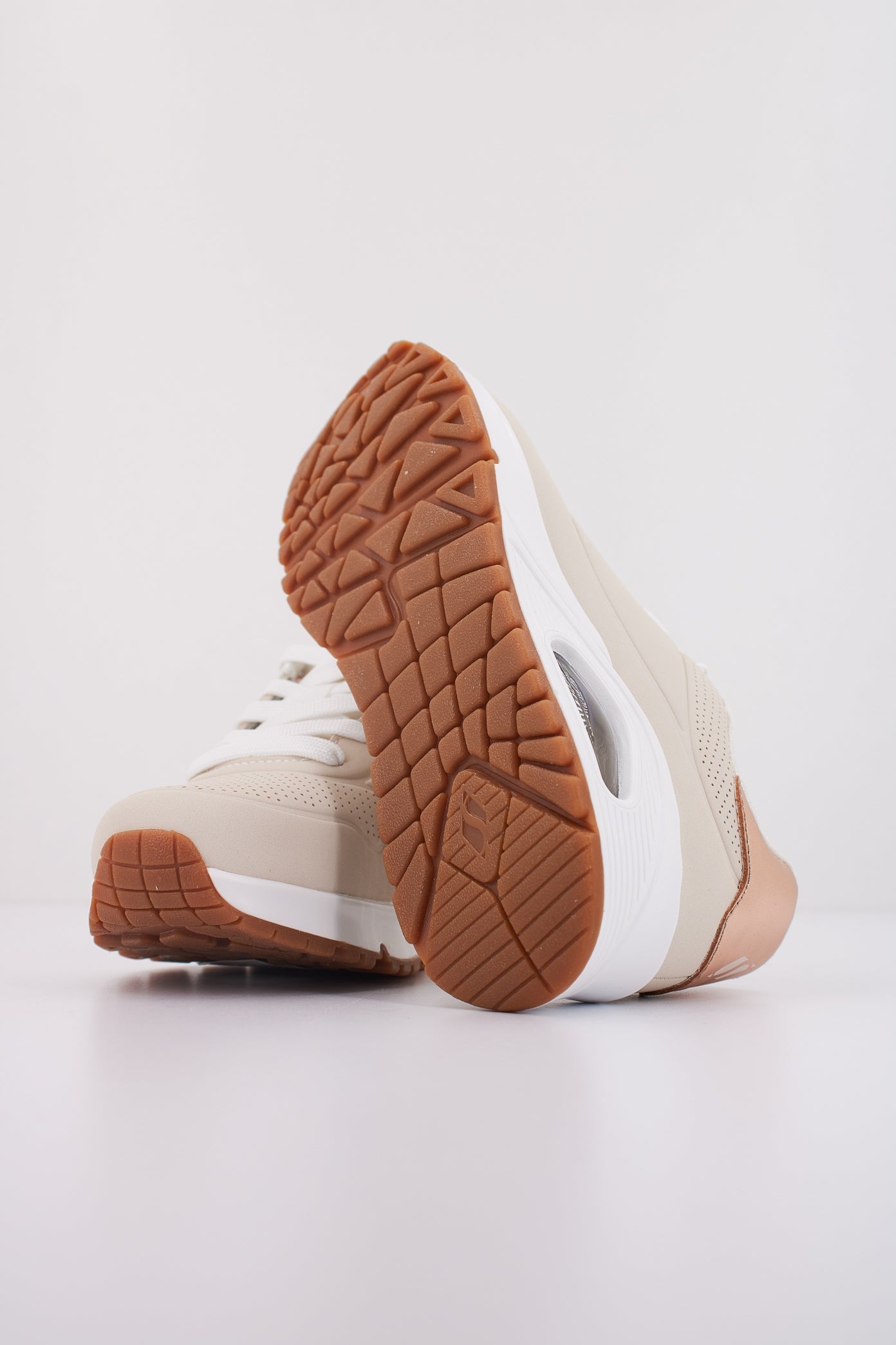 SKECHERS UNO GEN en color BEIS (5)