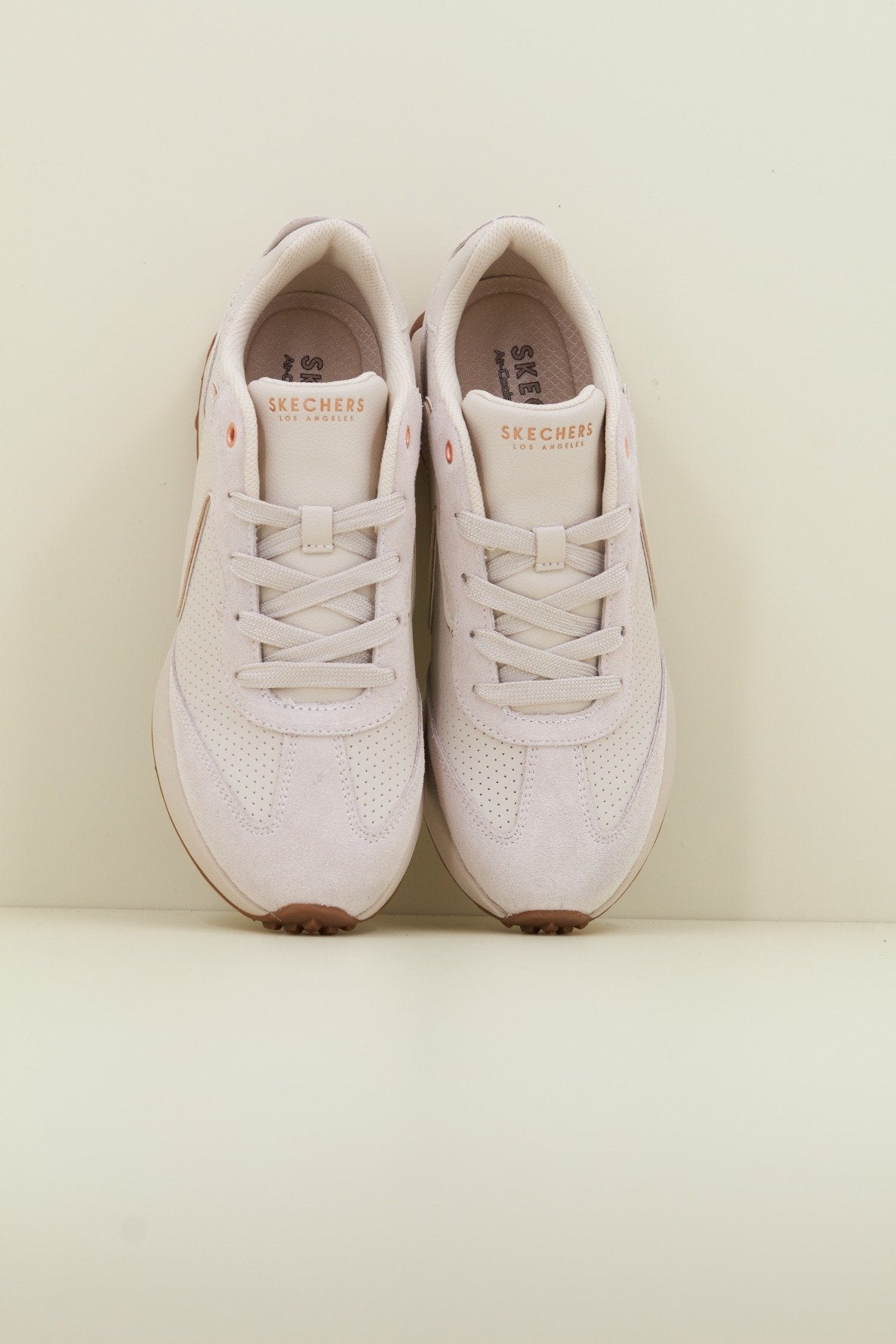SKECHERS en color BEIS (2)