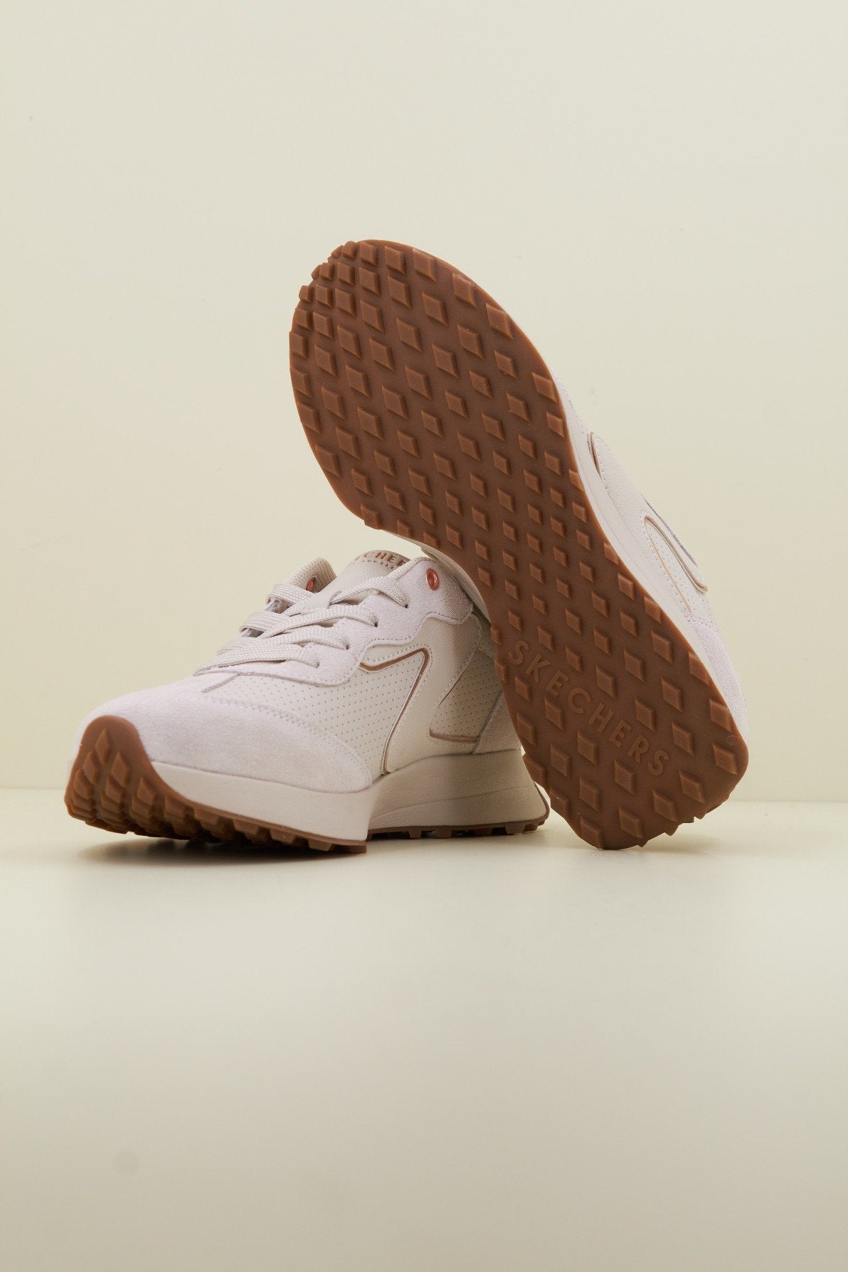 SKECHERS en color BEIS (4)