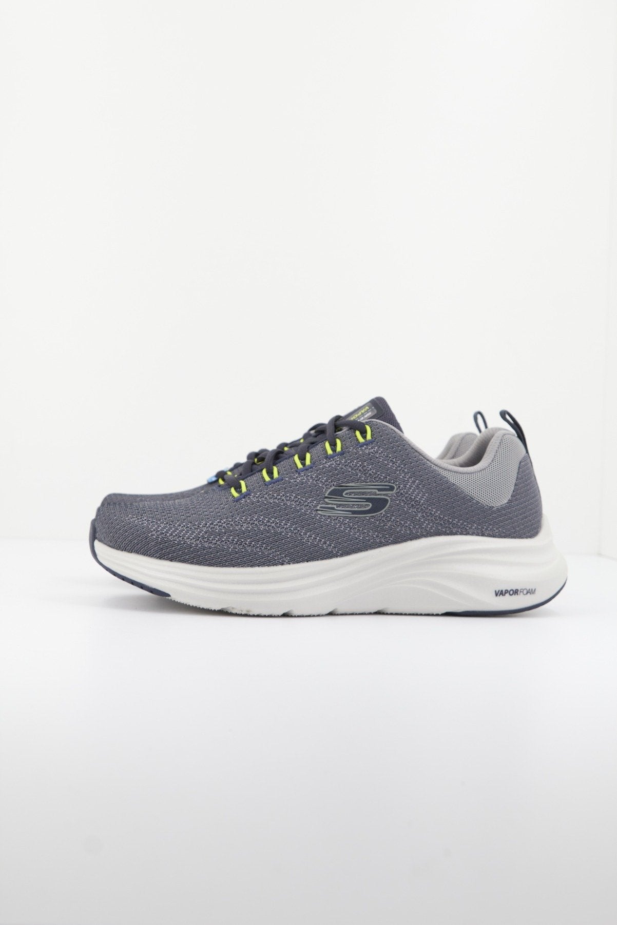 SKECHERS VAPOR FOAM en color GRIS (1)