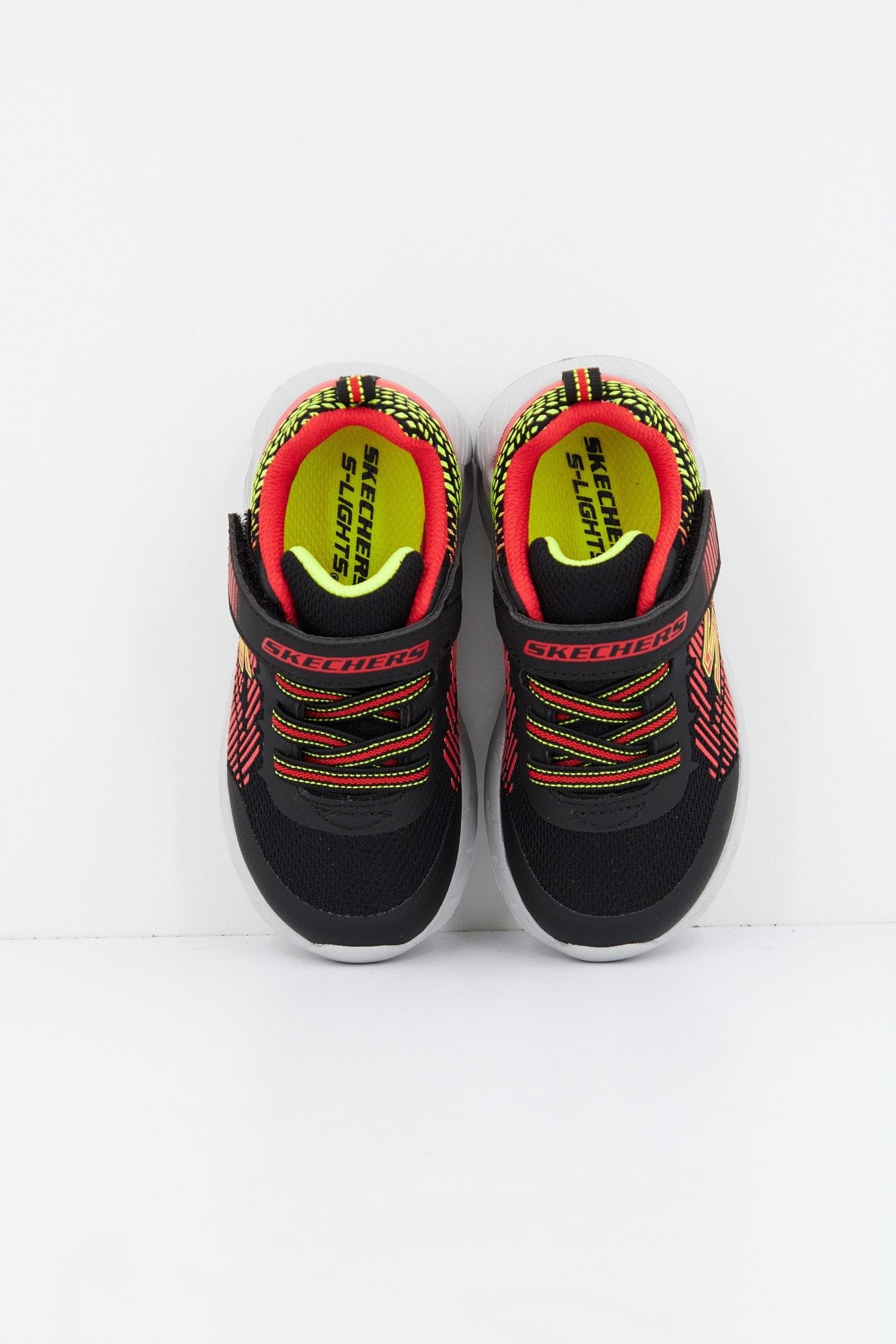 SKECHERS MAGNA-LIGHTS en color NEGRO (2)