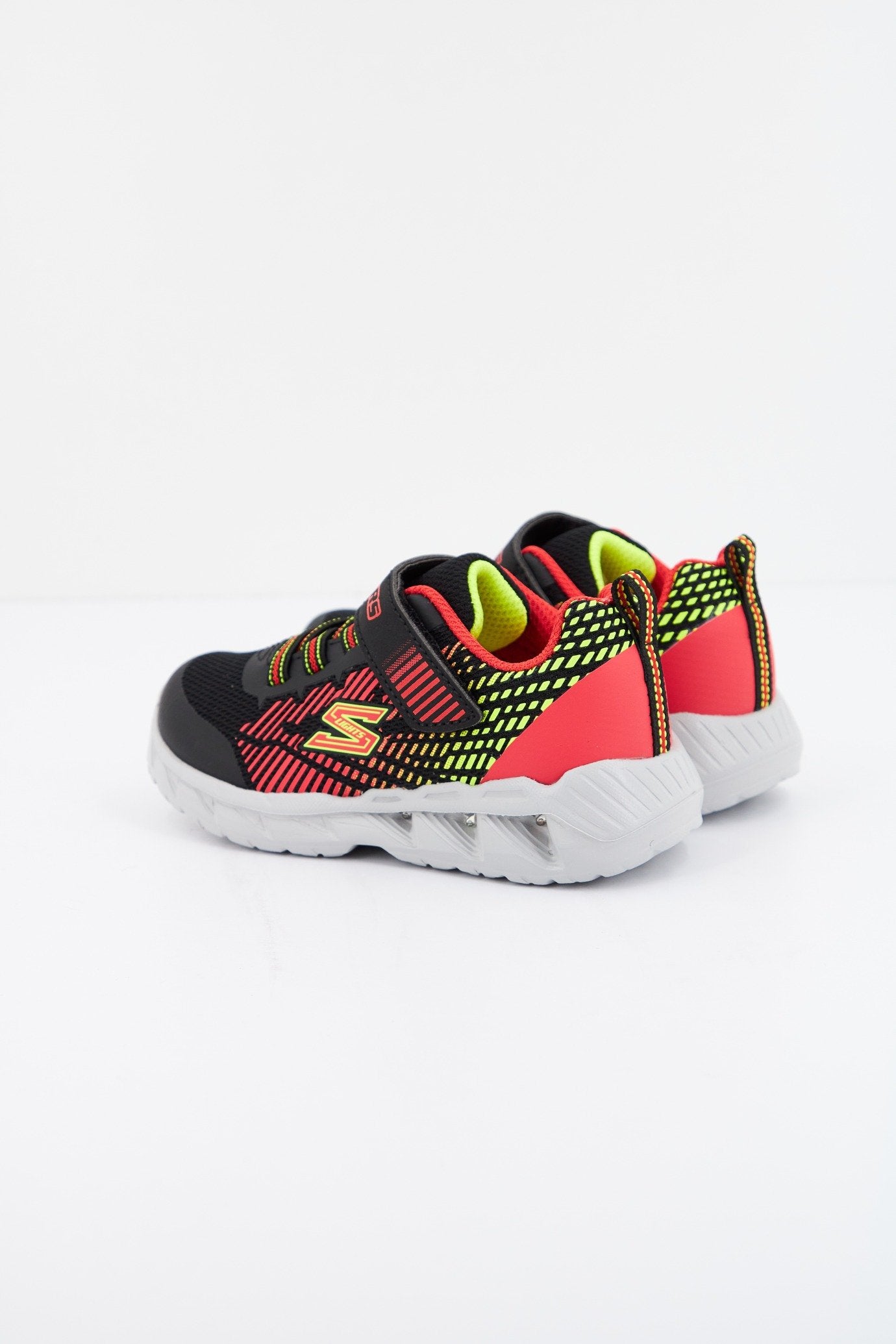 SKECHERS MAGNA-LIGHTS en color NEGRO (3)