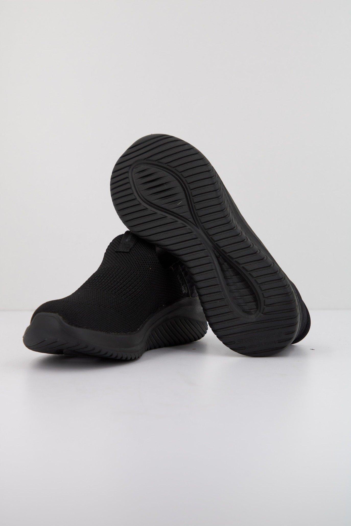 SKECHERS ULTRA FLEX . - SMOOTH STEP SLIP-INS en color NEGRO (4)