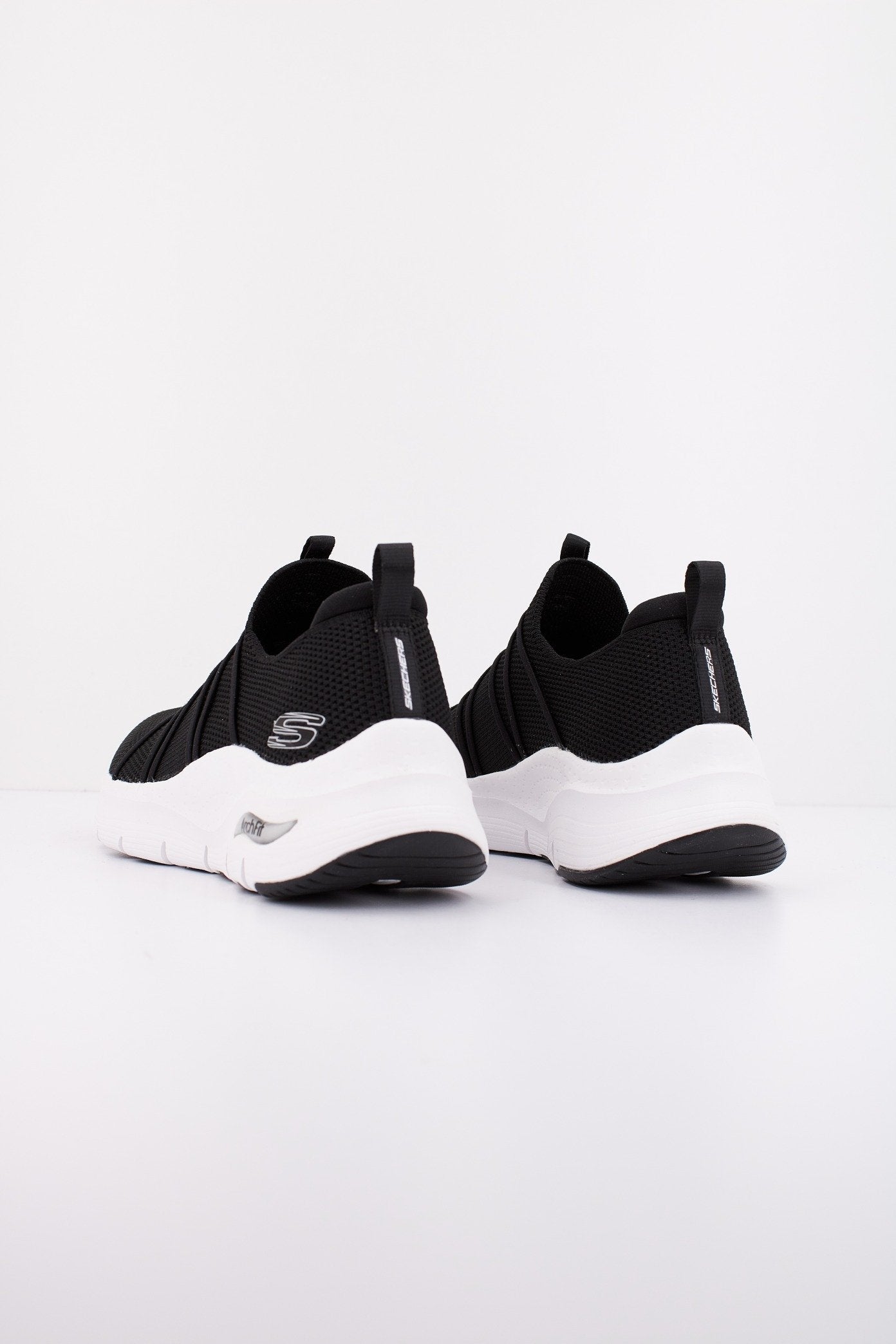 SKECHERS ARCH FIT en color NEGRO (3)