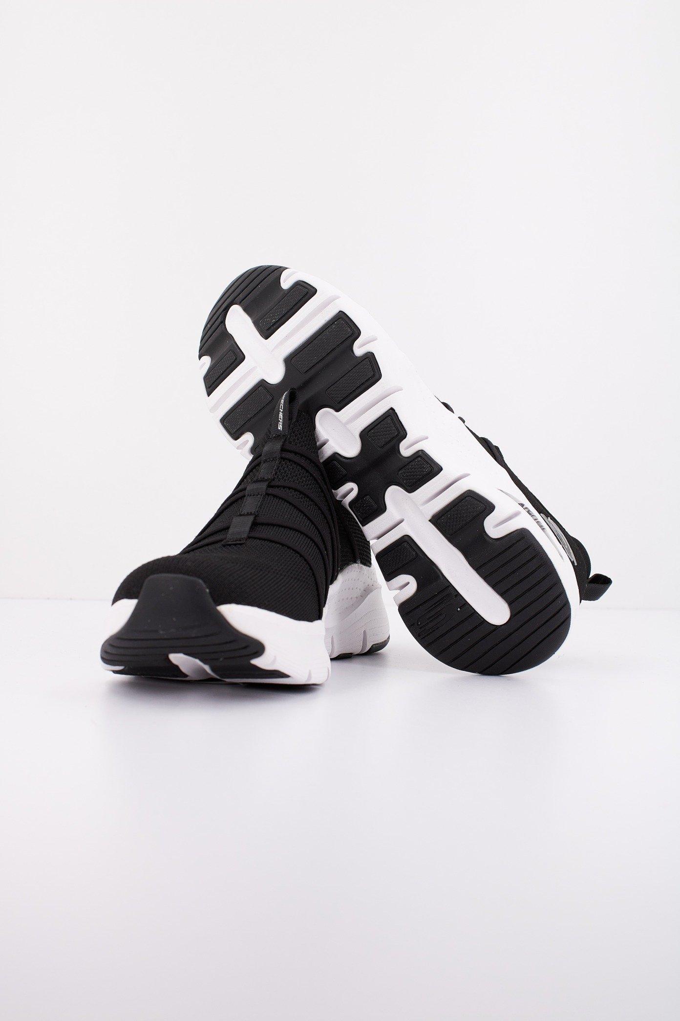 SKECHERS ARCH FIT en color NEGRO (4)