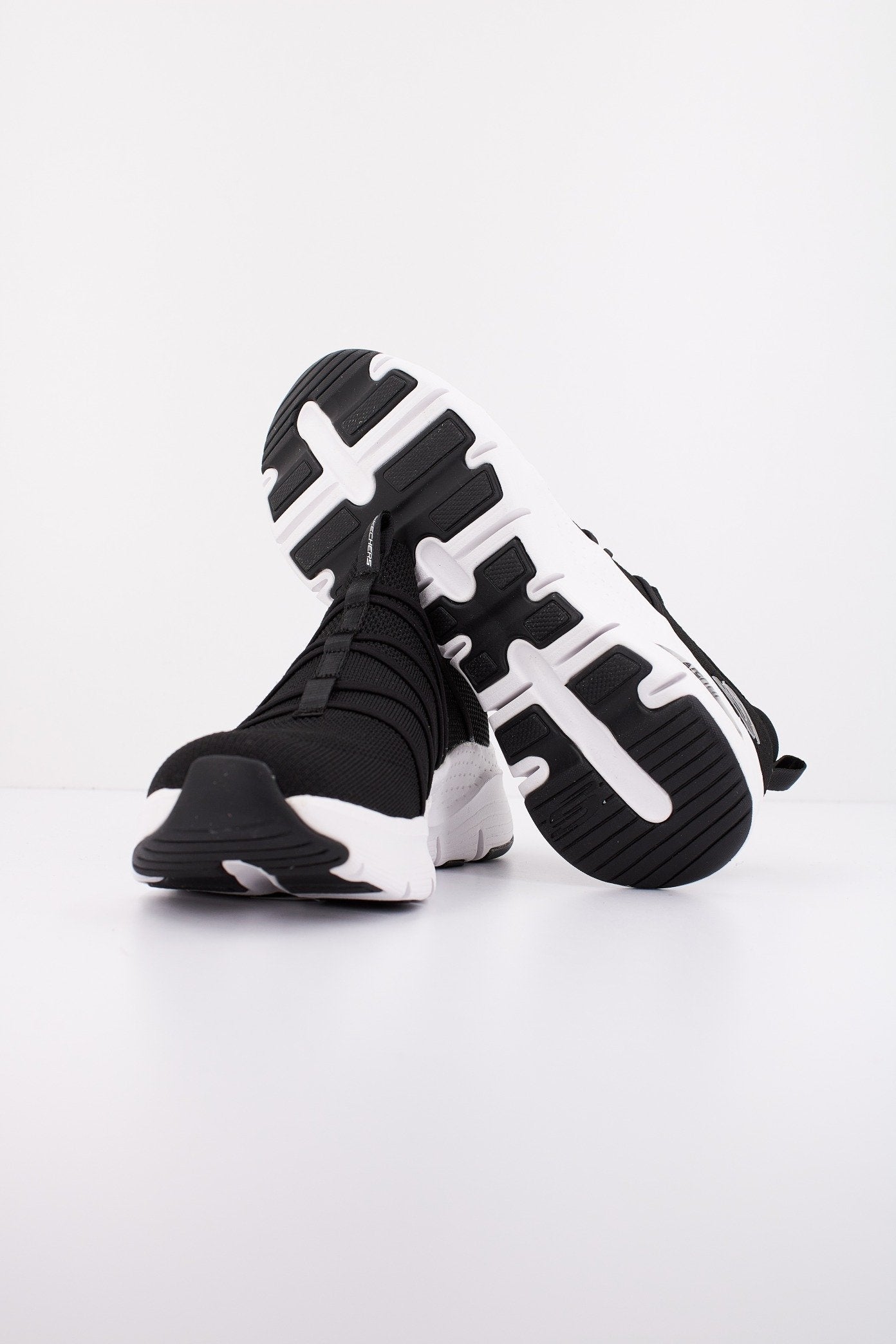 SKECHERS ARCH FIT en color NEGRO (4)