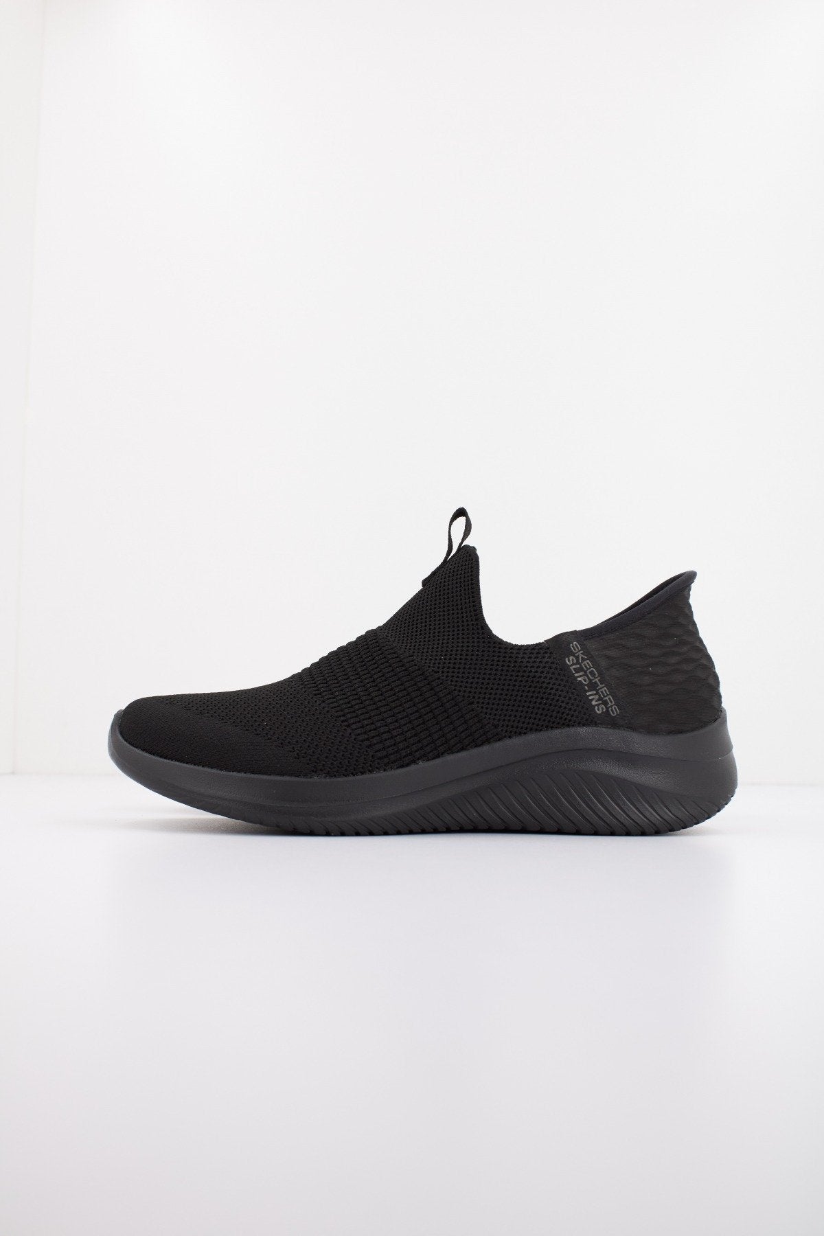 SKECHERS SLIP-INS ULTRA FLEX . COZY STREAK en color NEGRO (1)