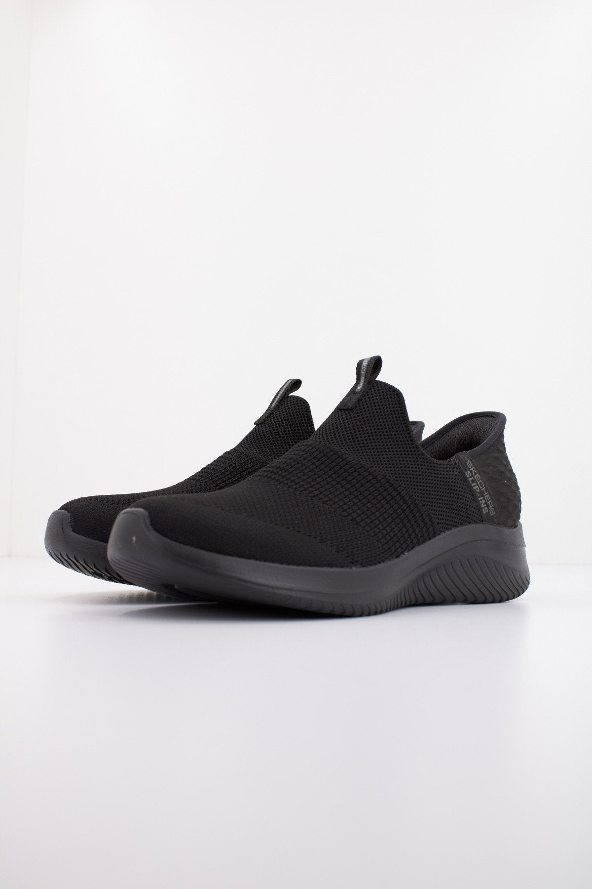 SKECHERS SLIP-INS ULTRA FLEX . COZY STREAK en color NEGRO (2)