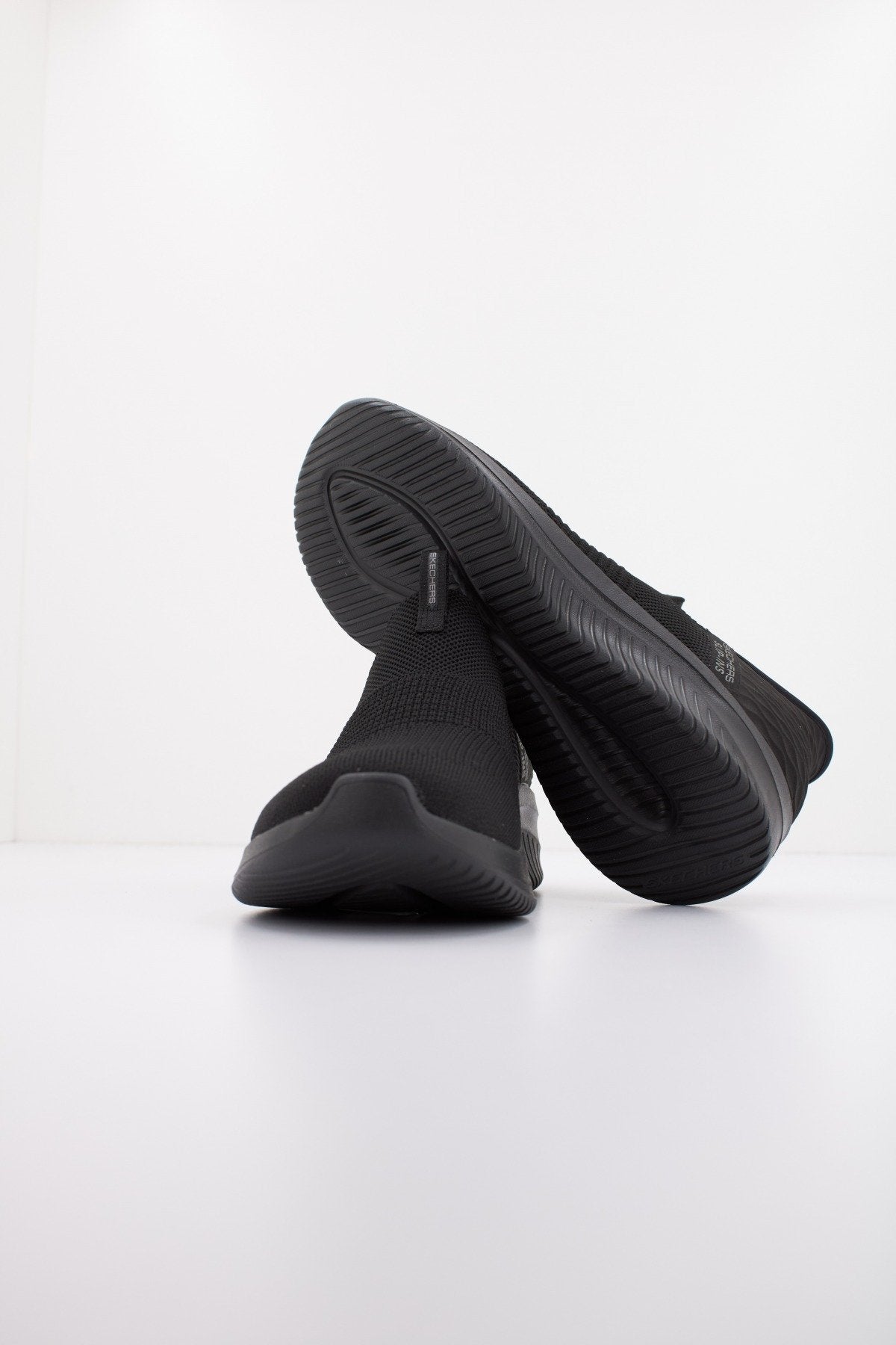 SKECHERS SLIP-INS ULTRA FLEX . COZY STREAK en color NEGRO (4)