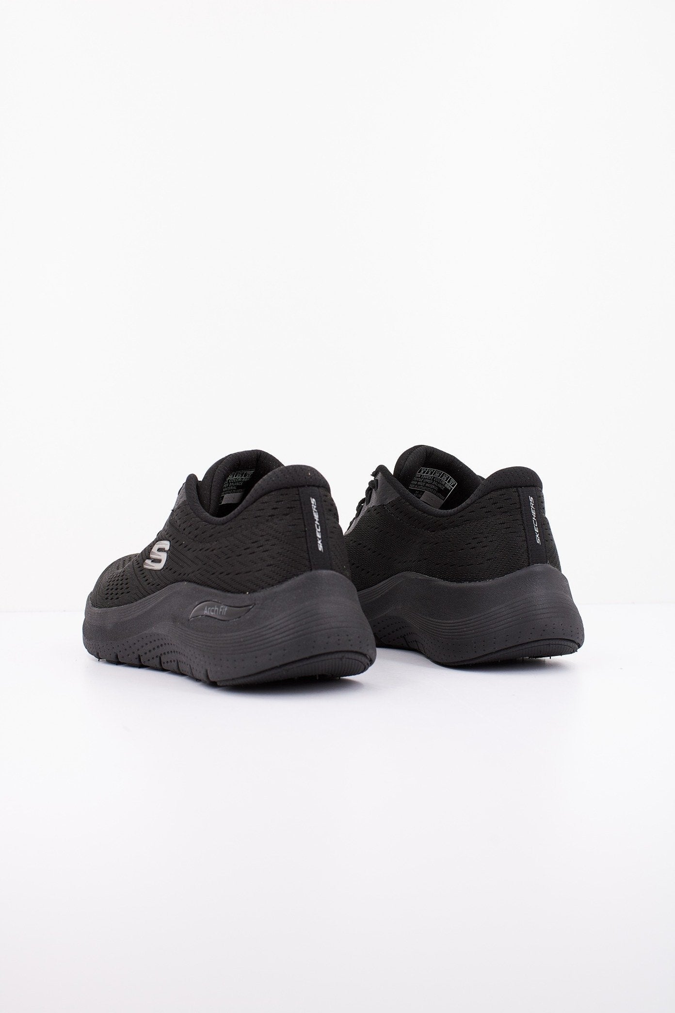 SKECHERS ARCH FIT . en color NEGRO (3)