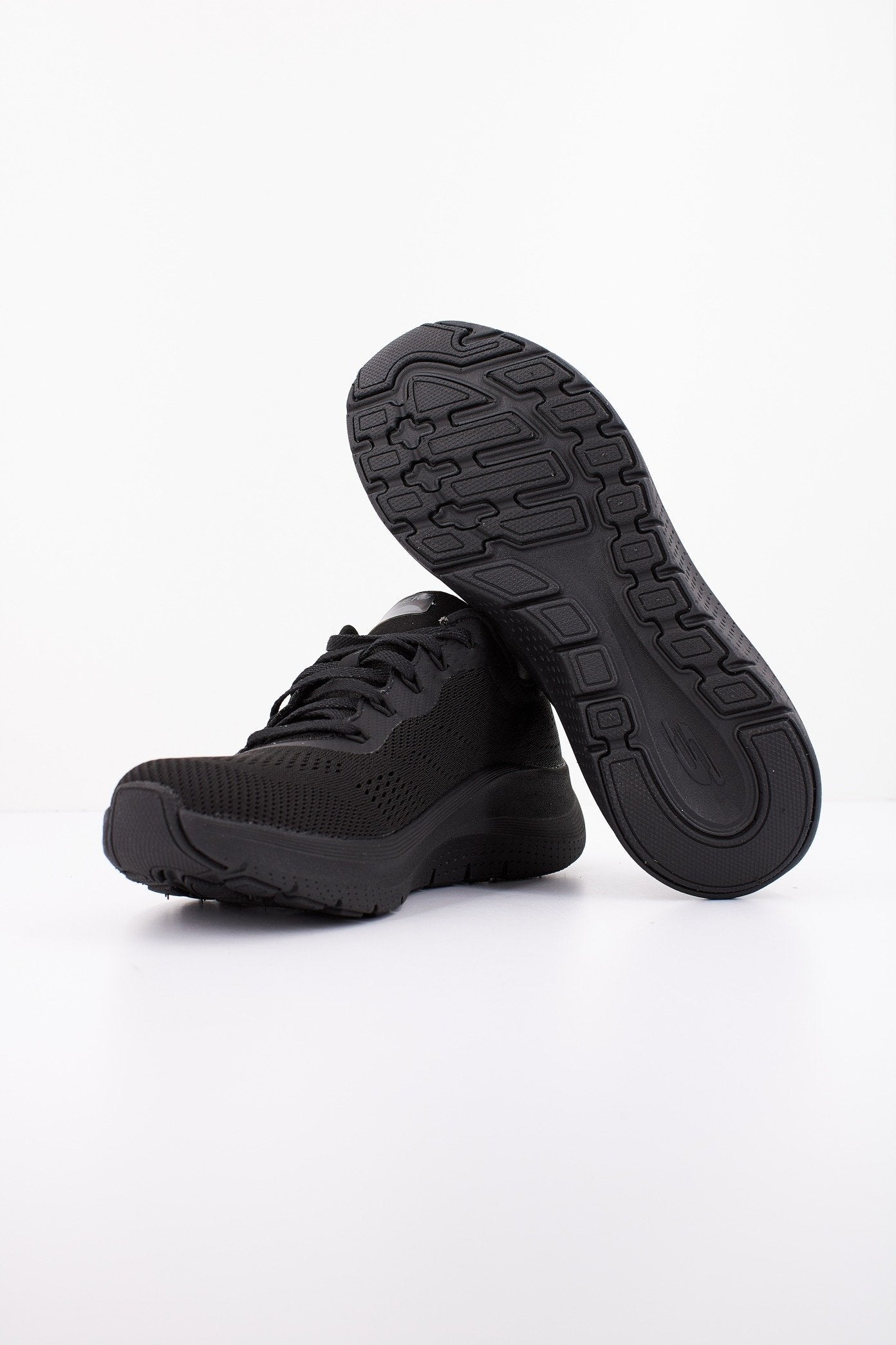 SKECHERS ARCH FIT . en color NEGRO (4)