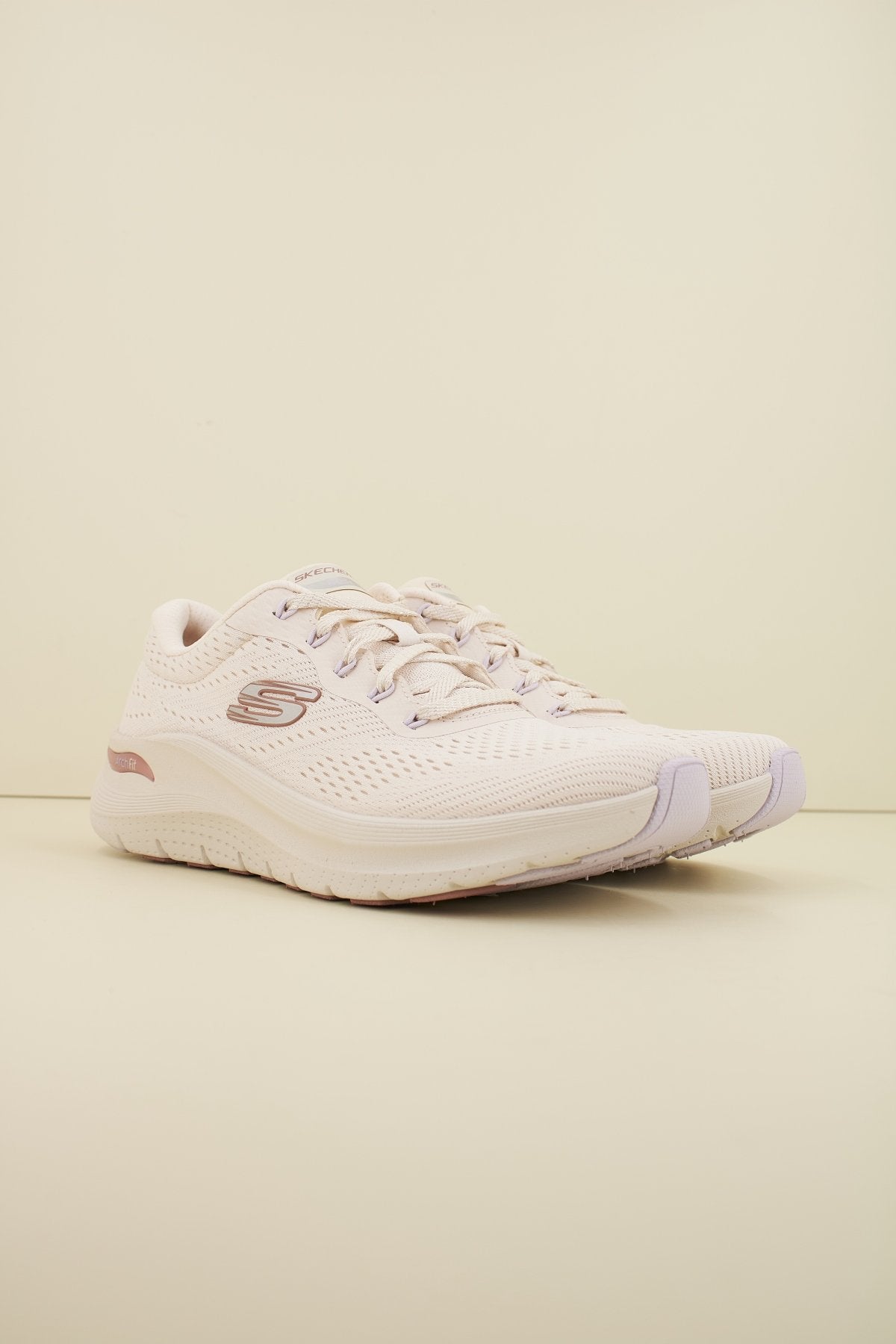 SKECHERS ARCH FIT . en color BEIS (2)