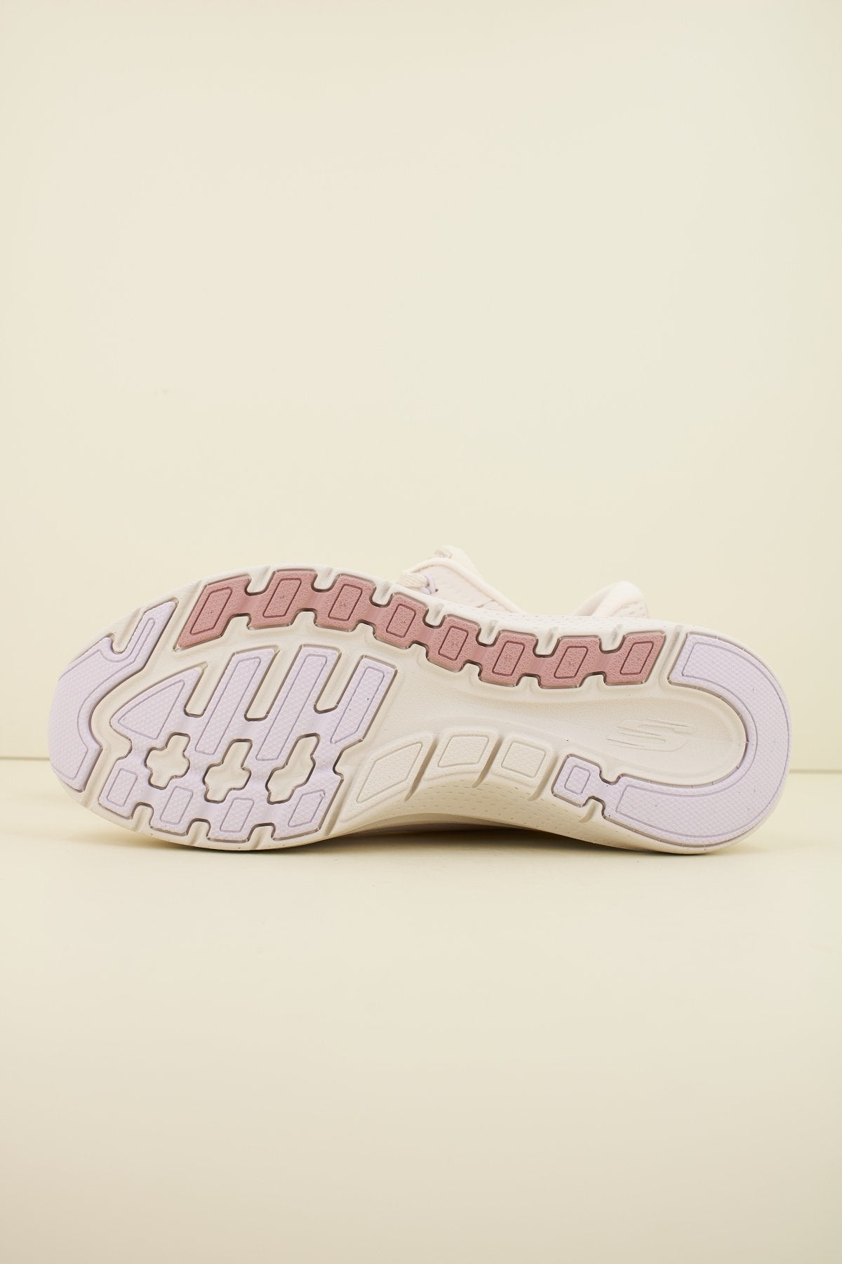 SKECHERS ARCH FIT . en color BEIS (4)