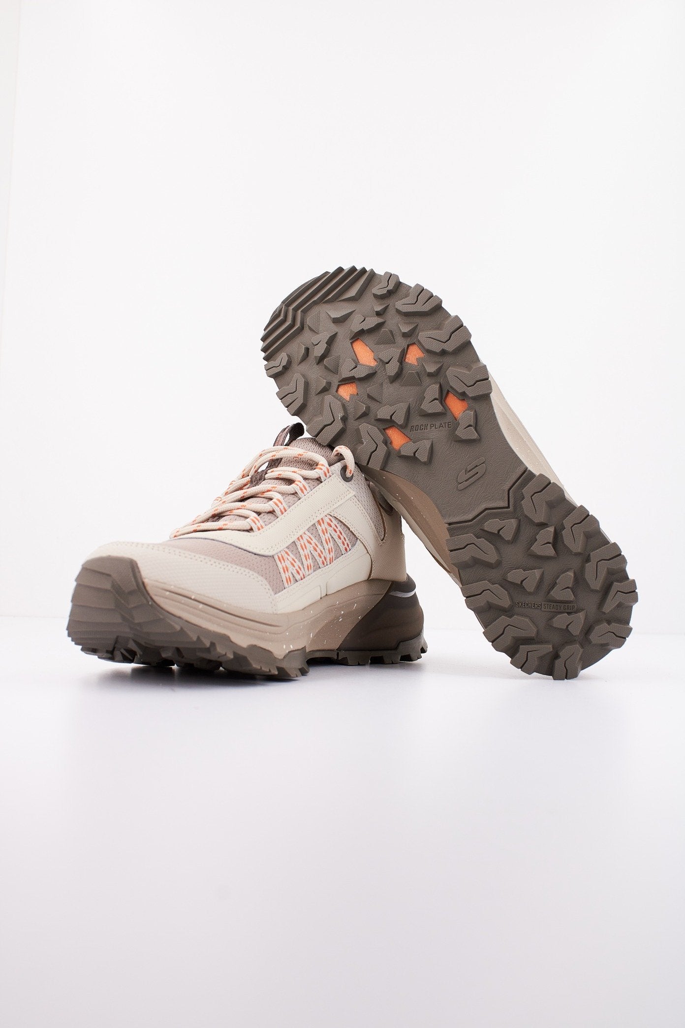 SKECHERS MAX PROTECT LEGACY en color BEIS (4)