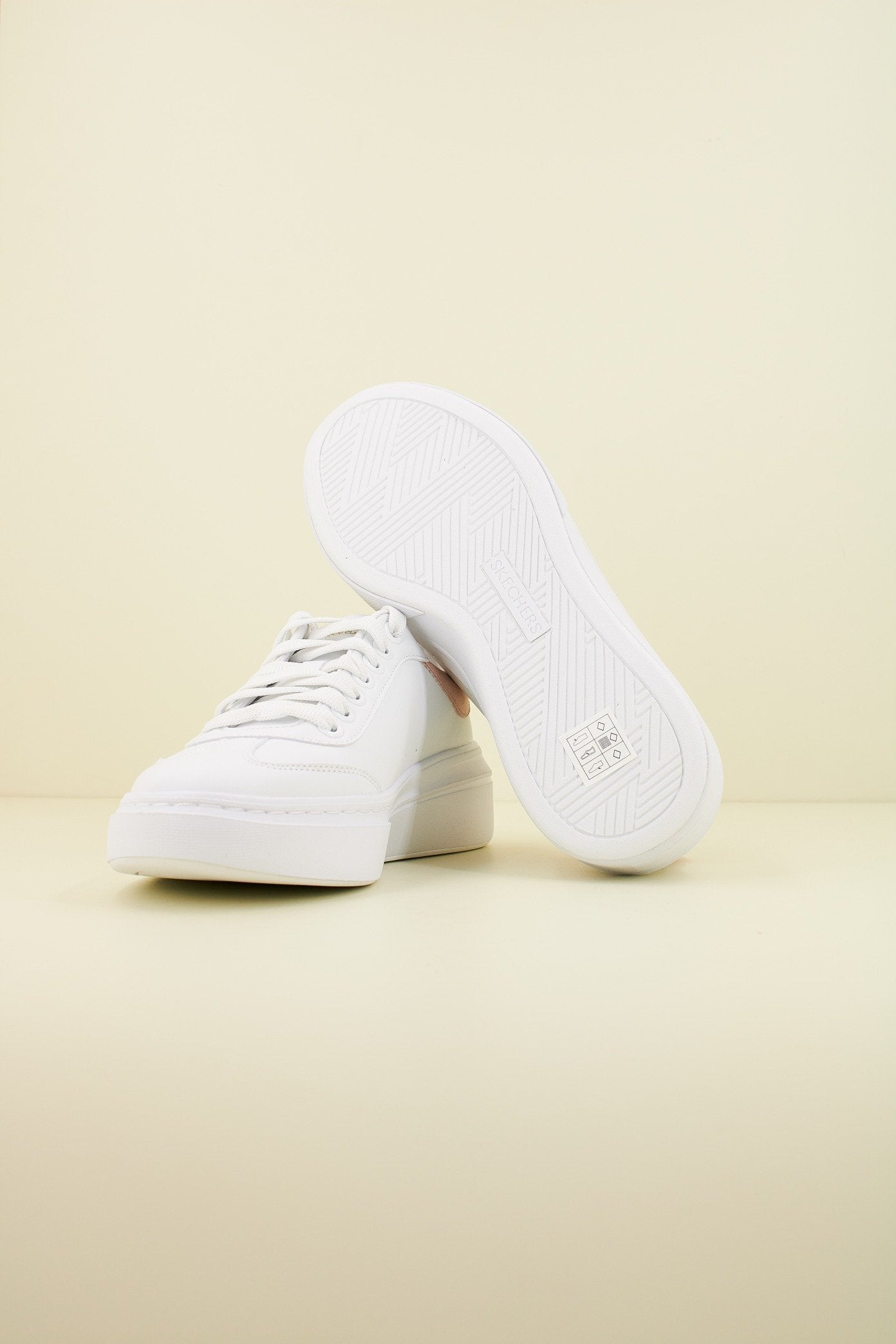 SKECHERS CORDOBA CLASSIC en color BLANCO (4)
