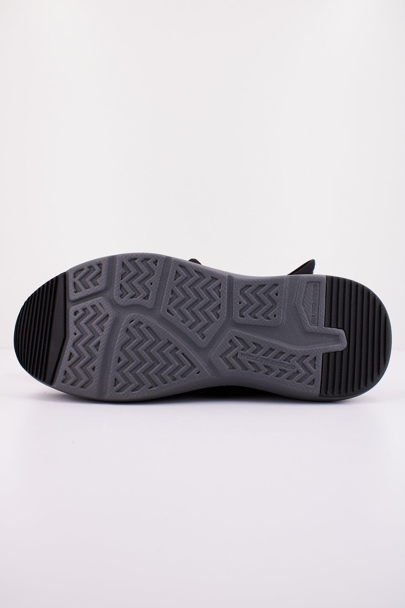 SKECHERS SLIP INS S en color NEGRO (4)