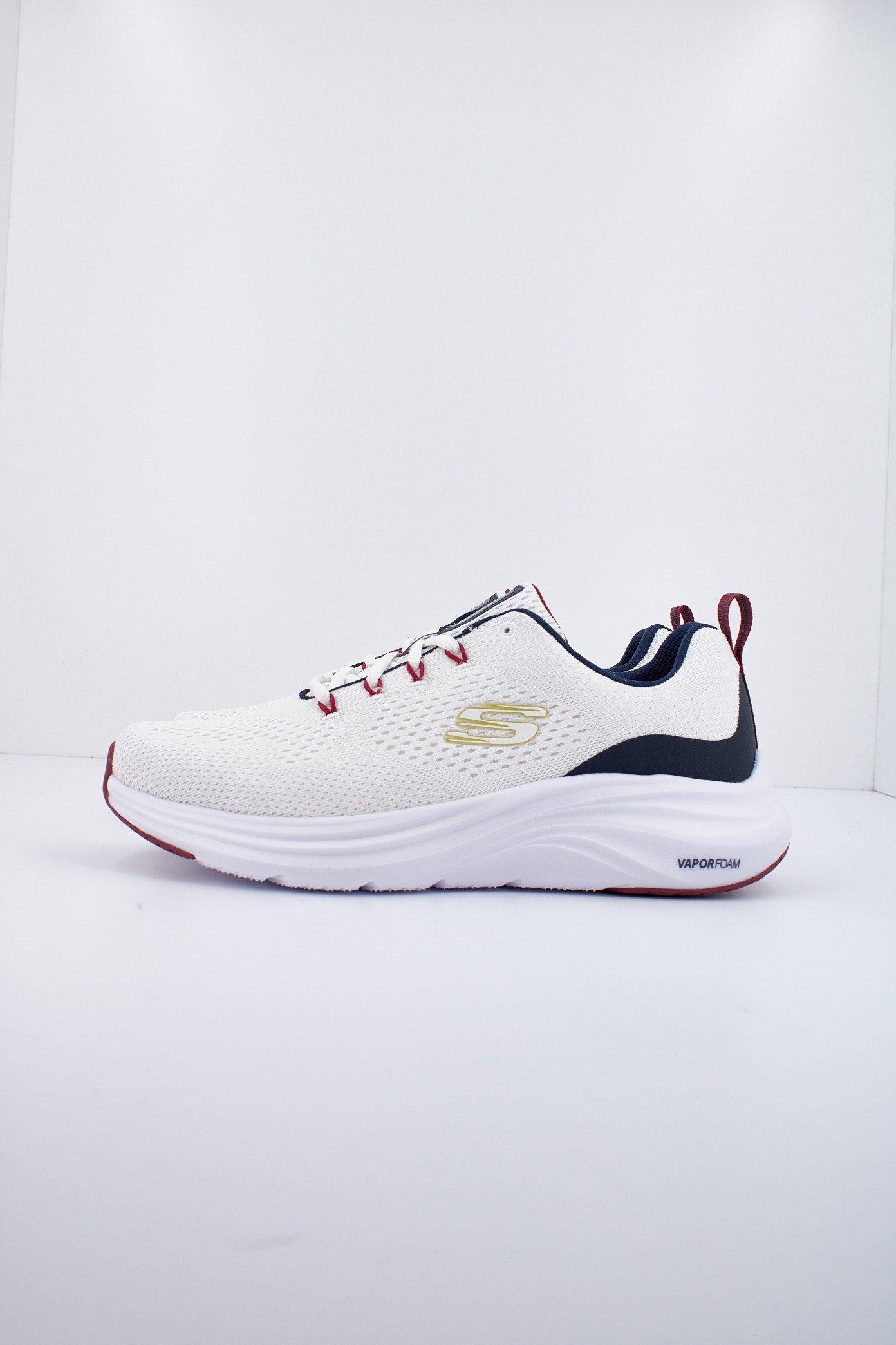 SKECHERS VAPOR FOAM en color BEIS (1)