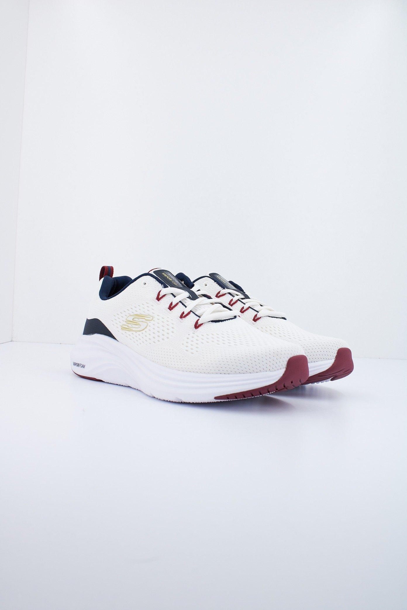 SKECHERS VAPOR FOAM en color BEIS (2)