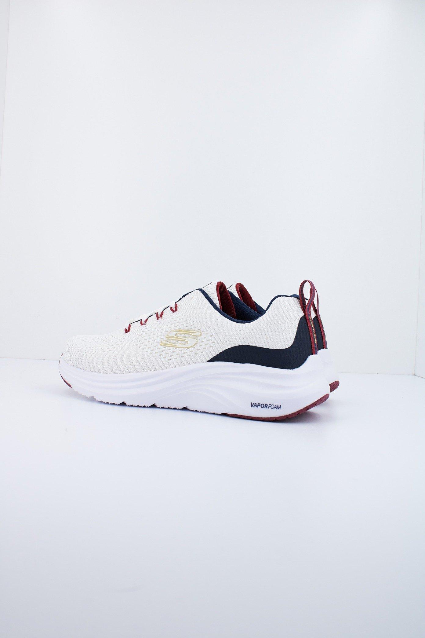 SKECHERS VAPOR FOAM en color BEIS (3)