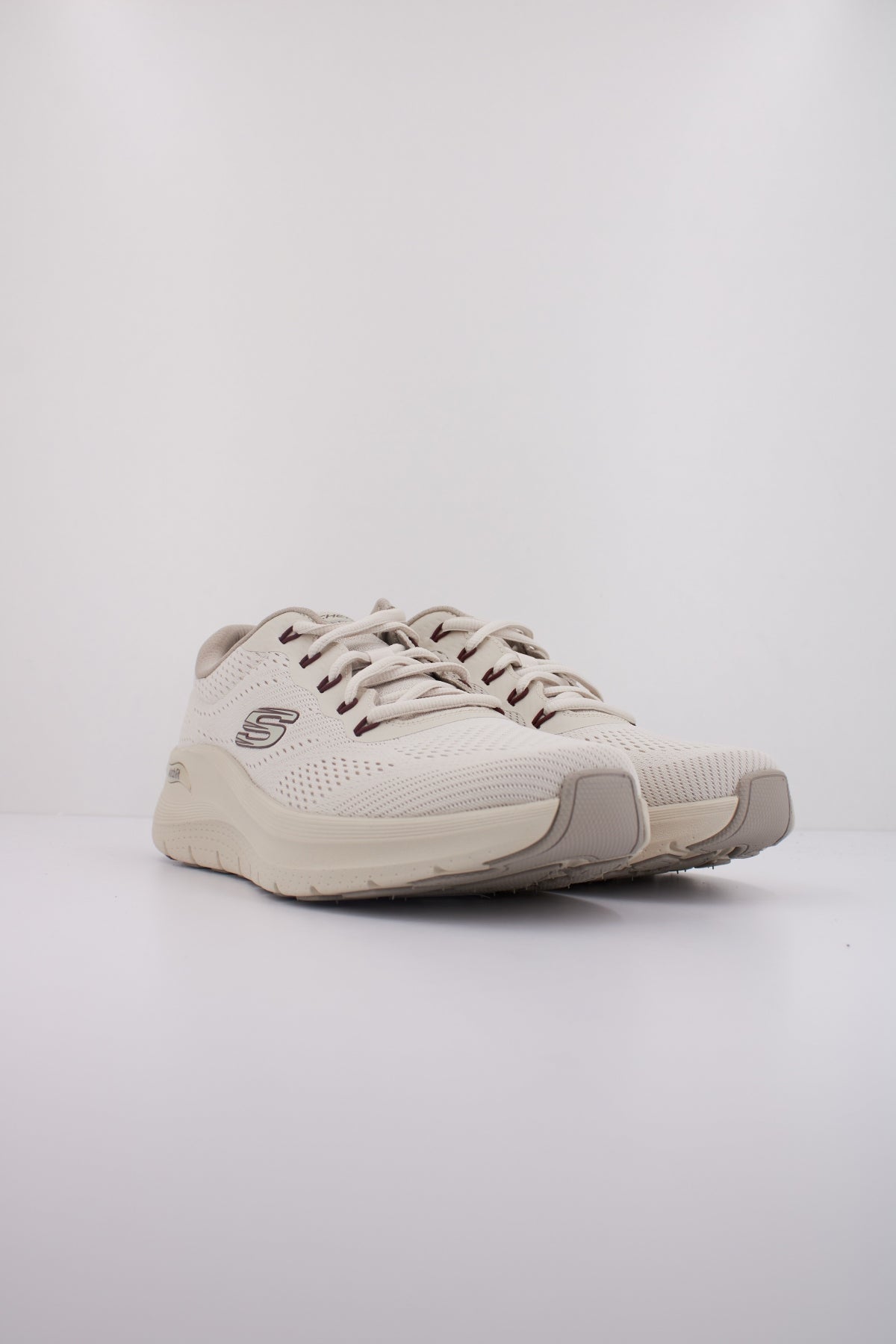 SKECHERS ARCH FIT . en color BEIS (2)