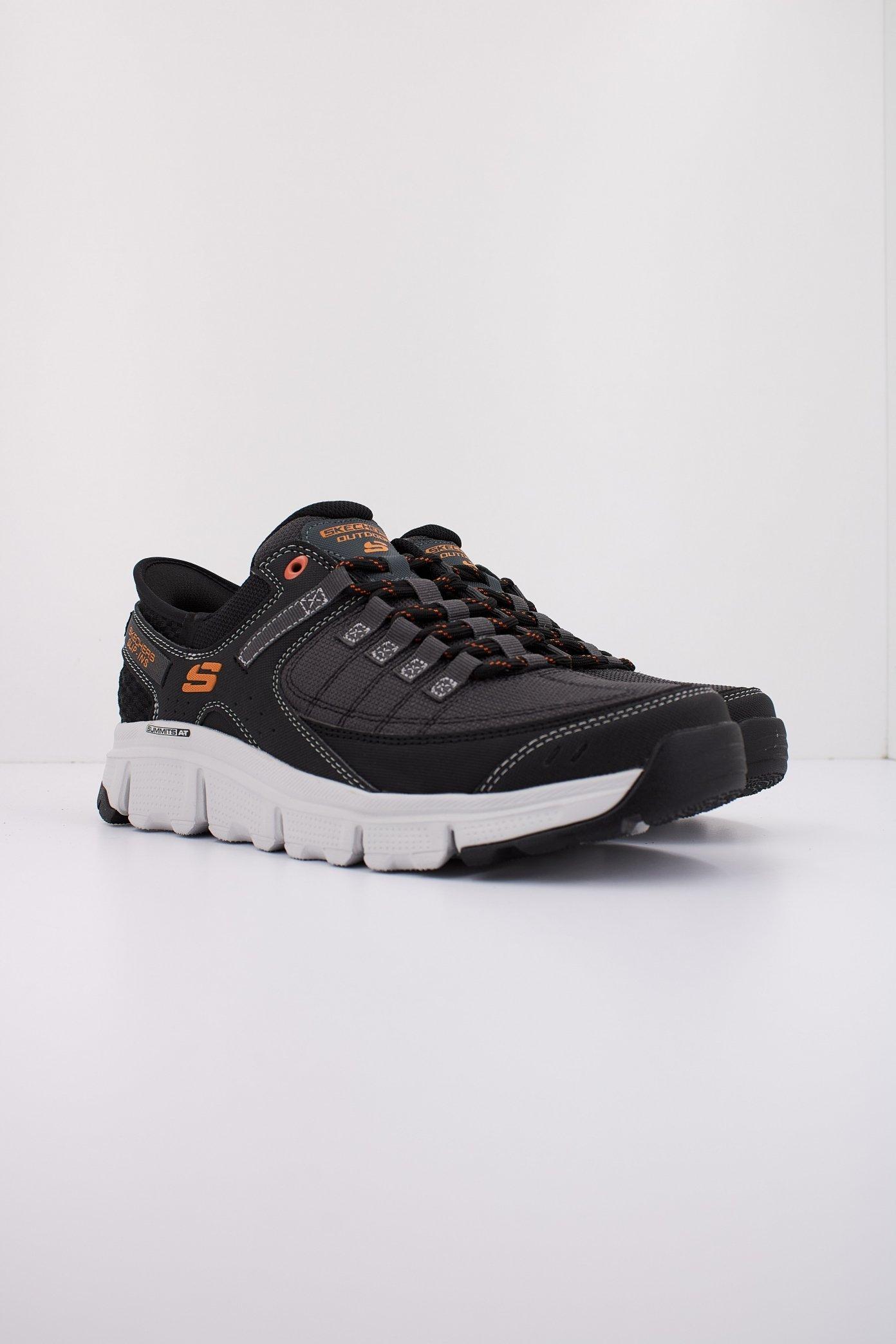 SKECHERS SUMMITS AT SLIP-INS en color NEGRO (2)