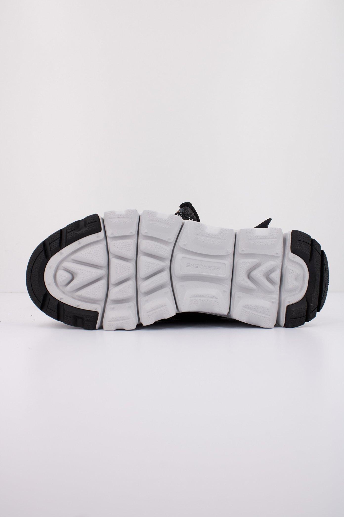 SKECHERS SUMMITS AT SLIP-INS en color NEGRO (4)