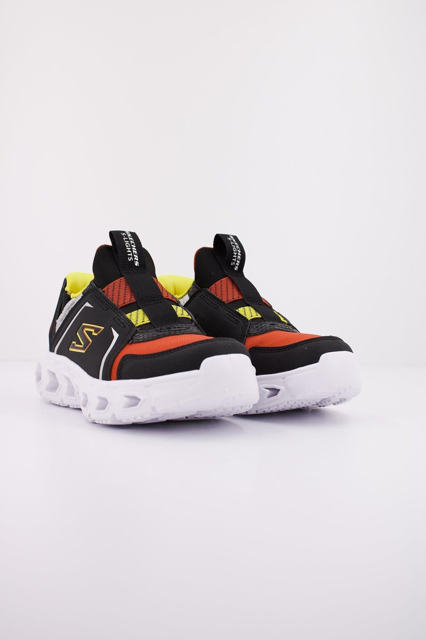 SKECHERS SLIP-INS L en color NEGRO (2)