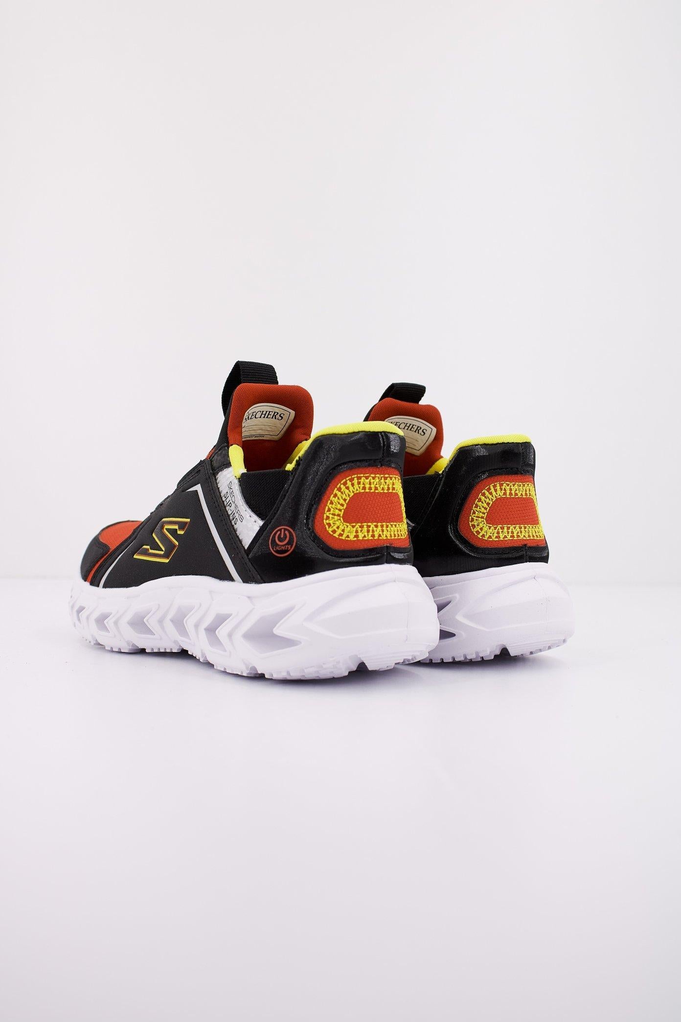 SKECHERS SLIP-INS L en color NEGRO (3)