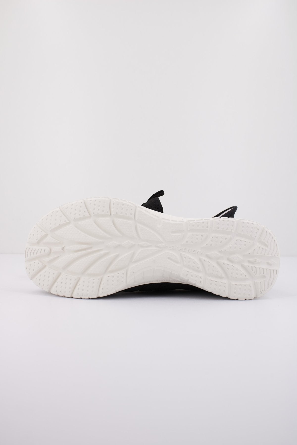 SKECHERS SLIP-INS SVIRTUE en color NEGRO (4)