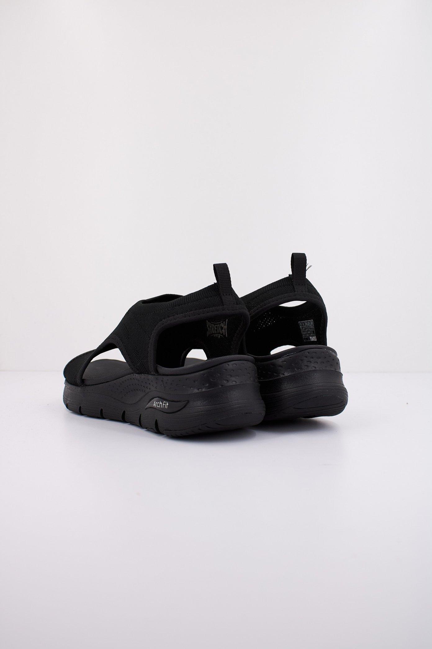 SKECHERS ARCH FIT en color NEGRO (3)