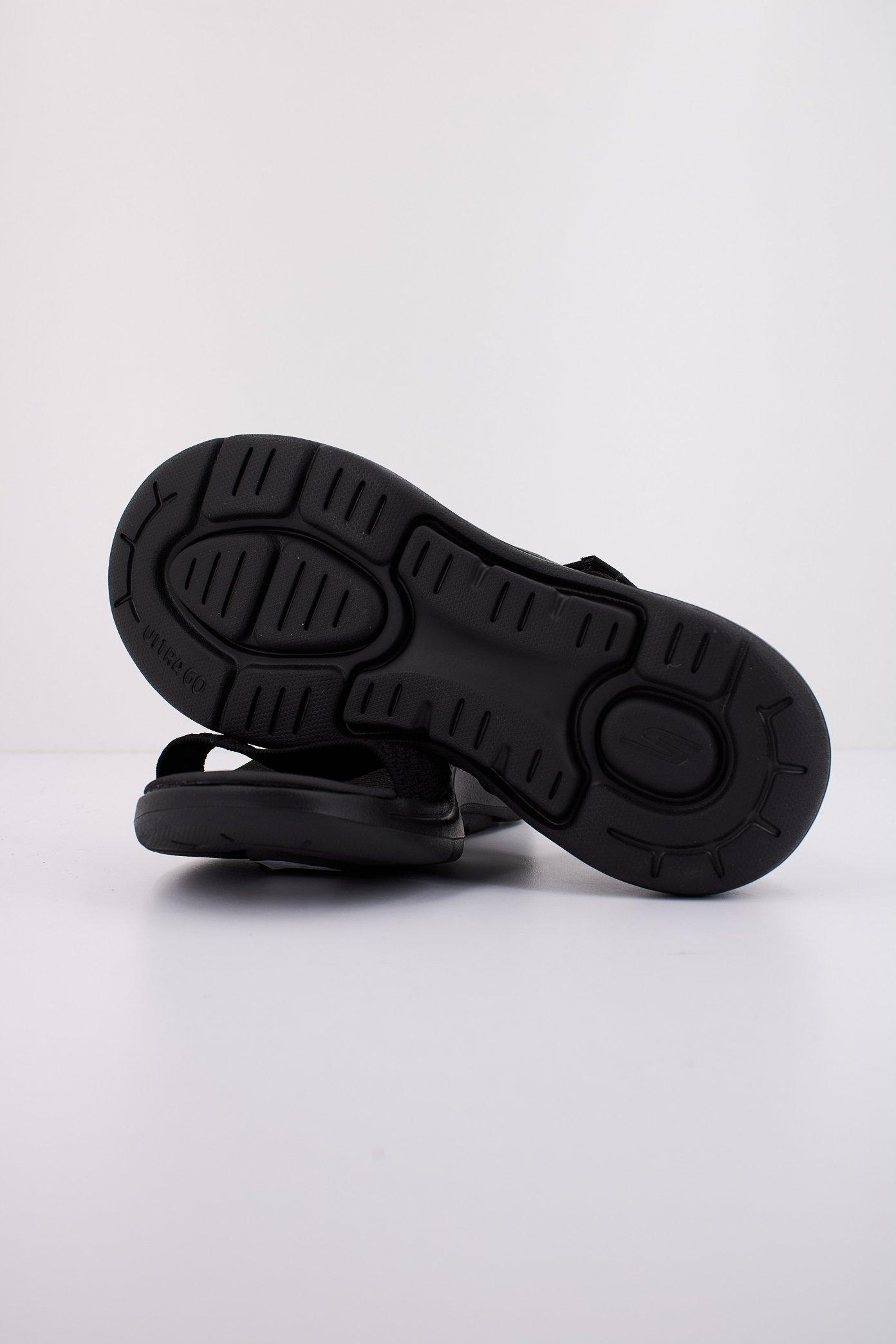 SKECHERS GO WALK ARCH FIT SANDAL en color NEGRO (4)