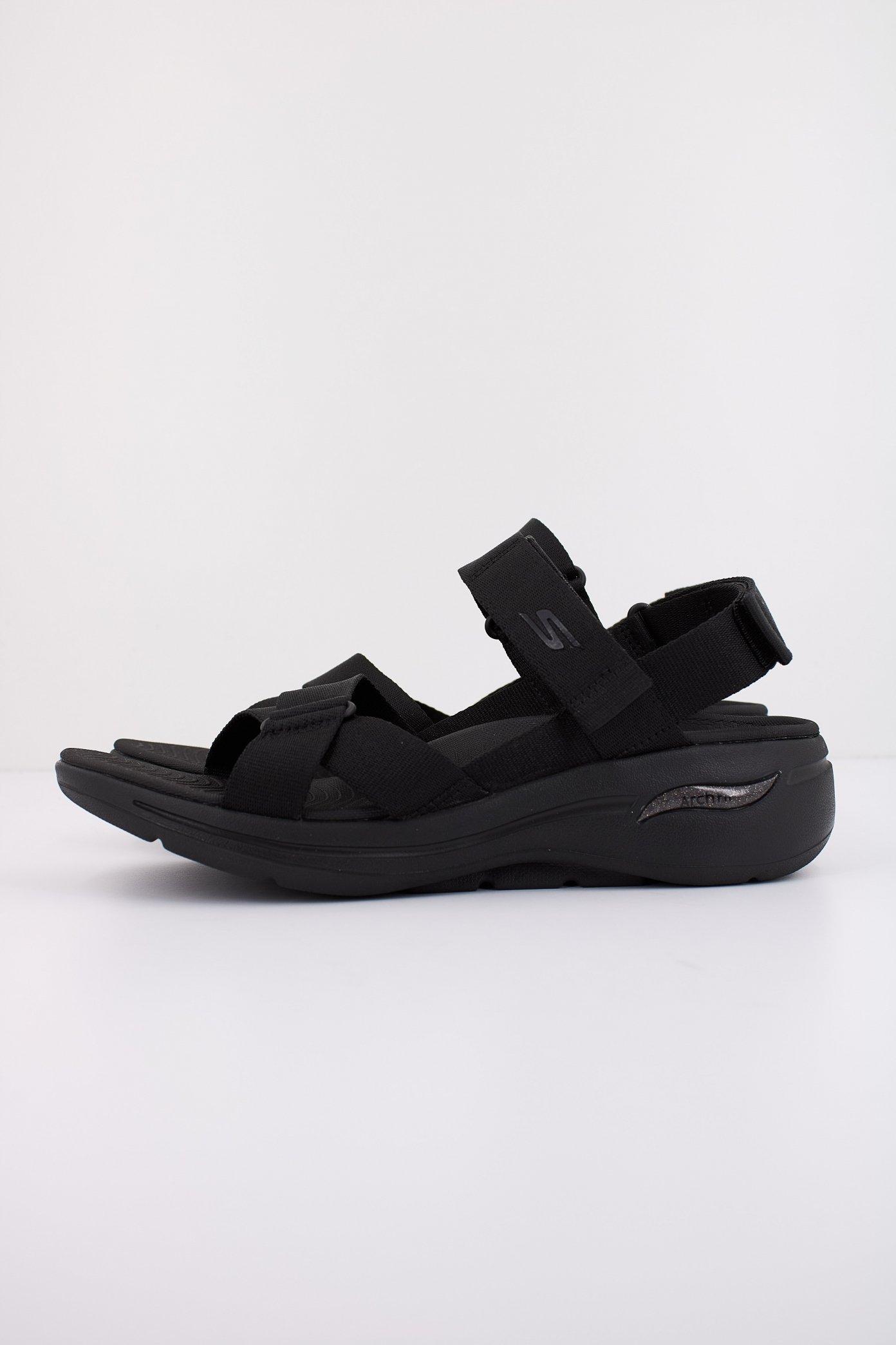 SKECHERS GO WALK ARCH FIT SANDAL en color NEGRO (1)