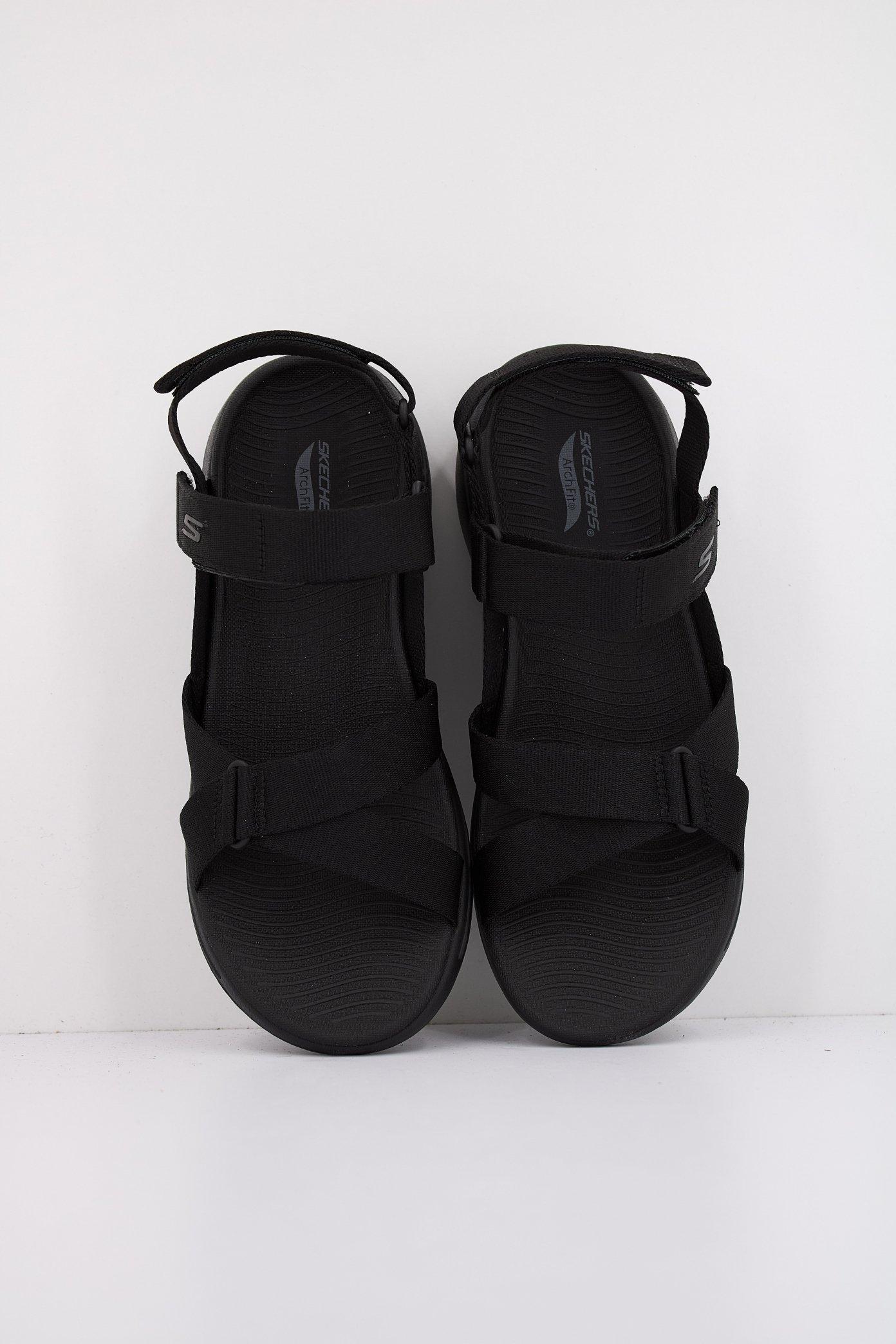 SKECHERS GO WALK ARCH FIT SANDAL en color NEGRO (3)