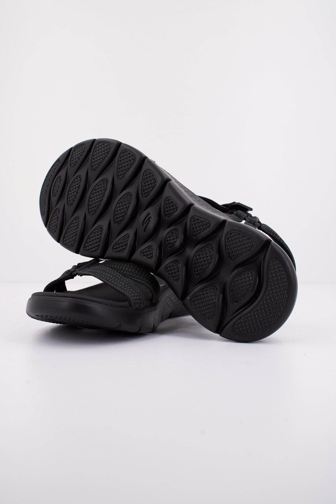 SKECHERS GO WALK FLEX SANDAL en color NEGRO (4)