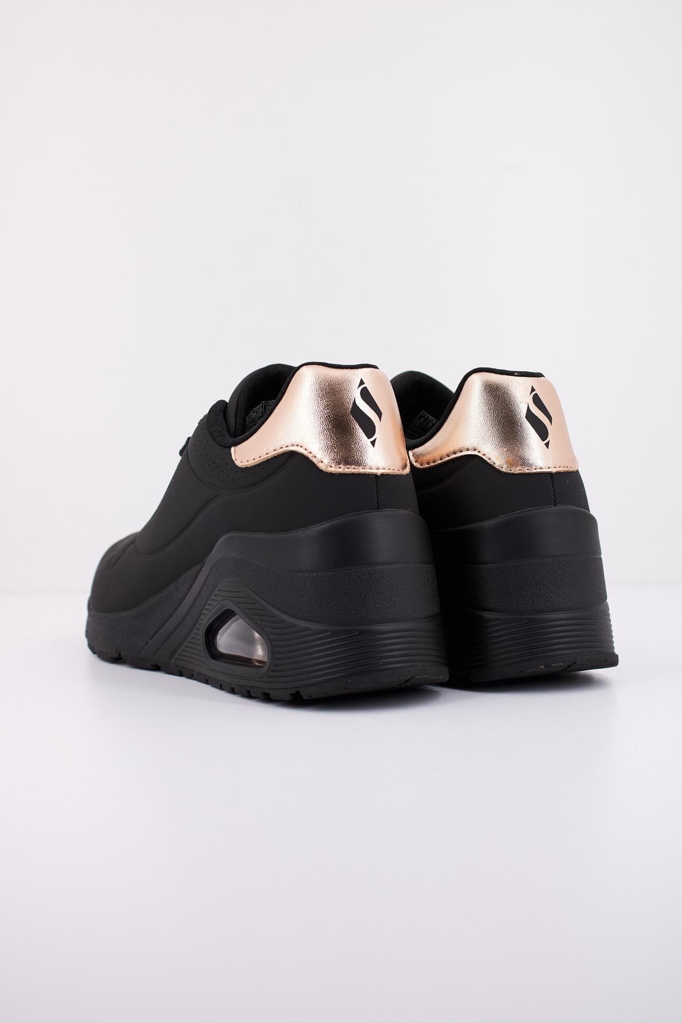 SKECHERS UNO WEDGE - HI STEPS en color NEGRO (4)