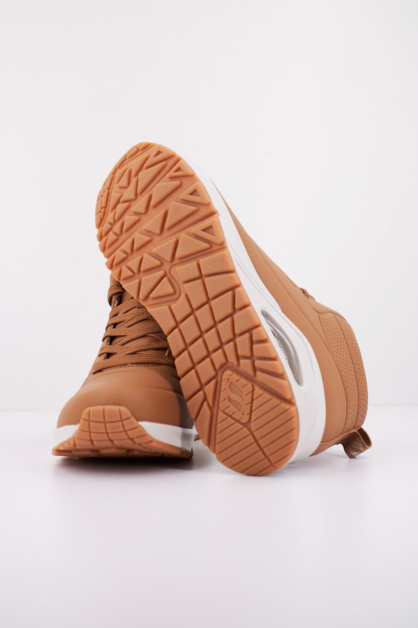 SKECHERS UNO - STAND HIGH en color MARRON (5)